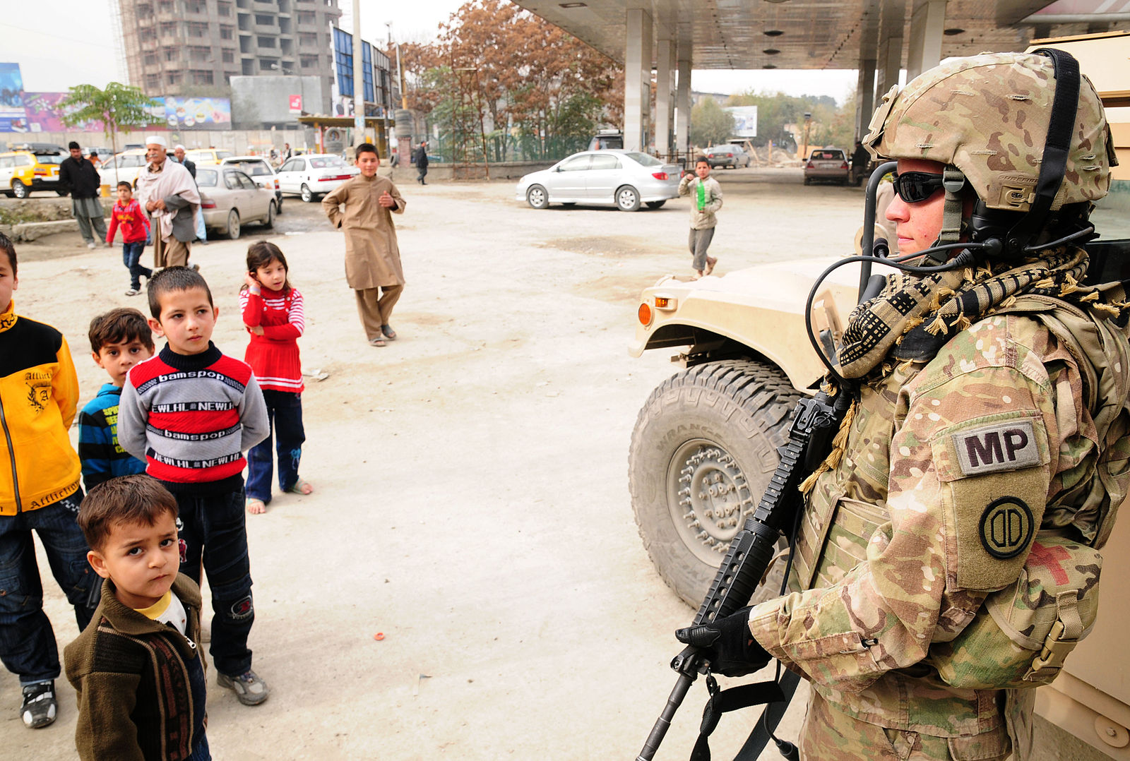 Local_soldier_mentors_Afghan_police_in_Kabul.jpg
