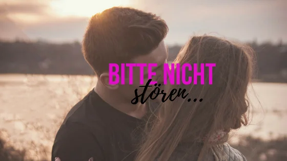 SWITCH OFF-Tipp #3: Bitte nicht stören! Egal ob Du effektiv arbeiten, Dich ganz auf Familie und Freunde einlassen oder einfach mal entspannen willst: Du alle Anrufe und Nachrichten, die nicht von Favoriten aus Deiner Kontaktliste stammen, mit der Nicht-stören-Funktion auf stumm schalten. Um keine akuten Anrufe zu verpassen, können wiederholte Anrufe desselben Kontaktes, der binnen drei Minuten mehr als einmal durchklingelt, von der Stummschaltung ausgenommen werden. So geht's: 1. Öffne die "Einstellungen" in deinem iPhone 🤳 2. Aktiviere "Nicht stören" manuell oder stelle eine fixe "Nicht-stören-Zeitspanne ein 👍 3. Wenn "Nicht stören aktiviert ist, erscheint wird ein in der Statusleiste angezeigt. Du kannst die Funktion auch über das iPhone Kontrollzentrum starten: Klicke dazu einfach auf das -Symbol Details für iPhone liest Du hier Details für Android liest Du hier