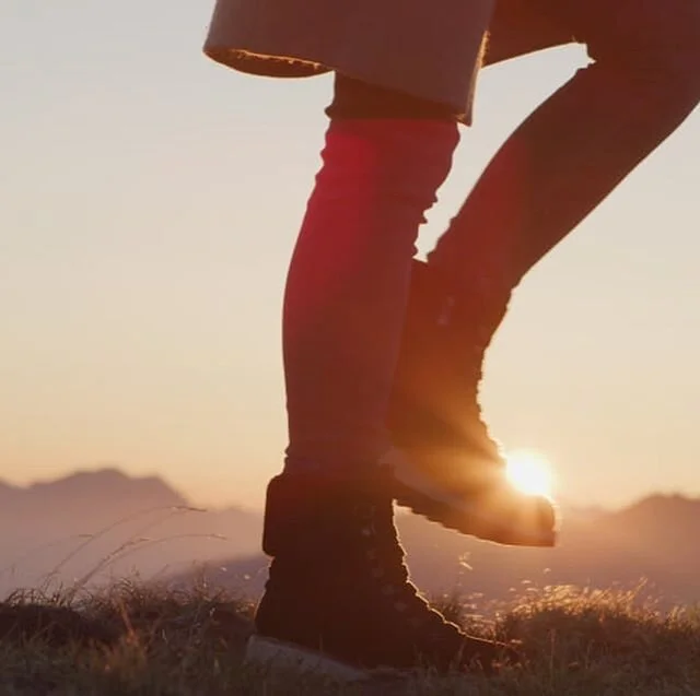 Sich als „Kopfmensch“ einer intuitiven und inspirierten Lebensweise anzunähern ist wie eine Gratwanderung, in der wir oft ins Leere steigen.
Doch wie ganz oben am Berg wird auch dabei der Schritt immer sicherer und irgendwann geht es nic