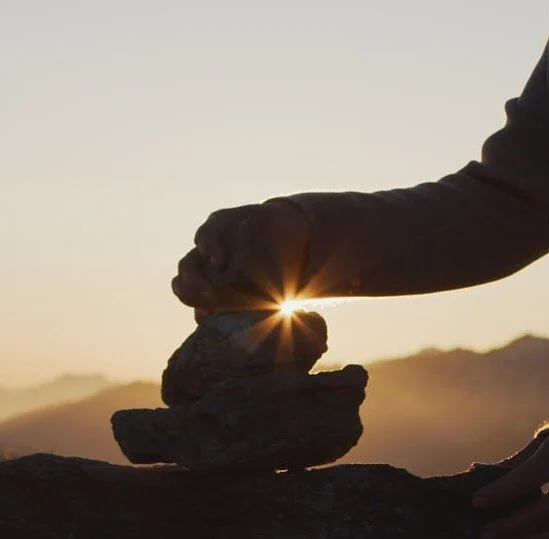 Da ist so viel Schönheit und Ruhe in dem, was wir wirklich sind.
Hab einen schönen Sonntag.
Ich darf heute einen wunderbaren Workshop mit @leoniesheart geben. 🙏 und freue mich sehr darauf.
Wie verbringst du diesen Tag?
Herzlich, deine Monika
#