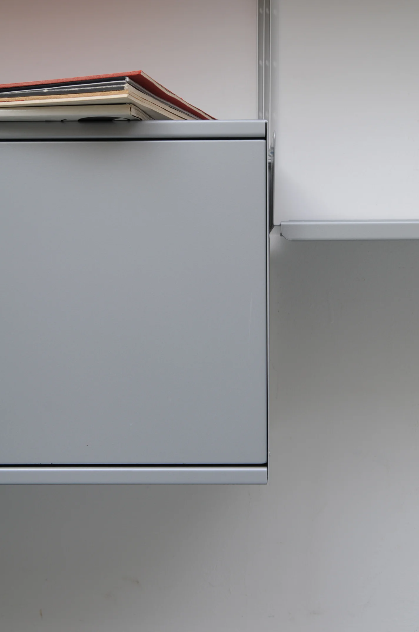 Dieter_Rams_606_Regalsystem_Moebel-Perdu_Vitsoe_Metall_15.jpg