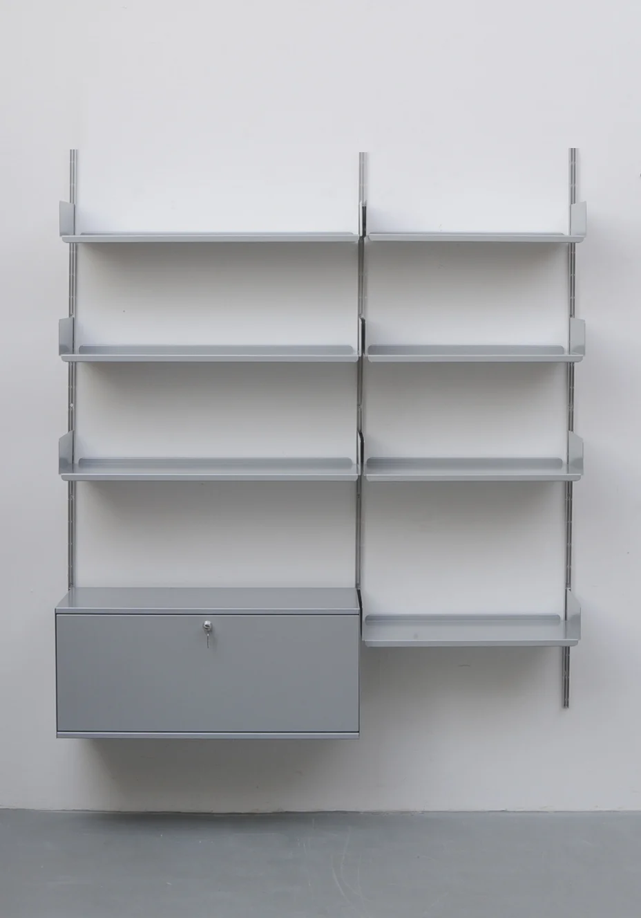 Dieter_Rams_Regal_606_Vitsoe_grau_1.jpg