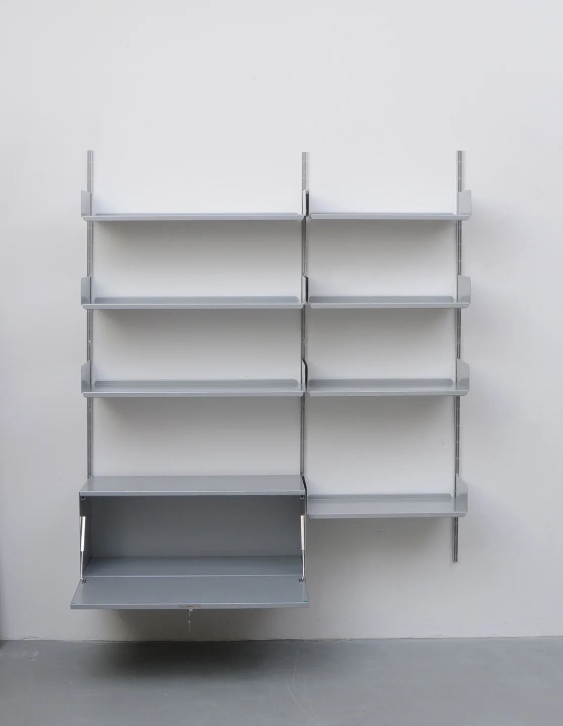 Dieter_Rams_Regal_606_Vitsoe_metall_grau_2.jpg