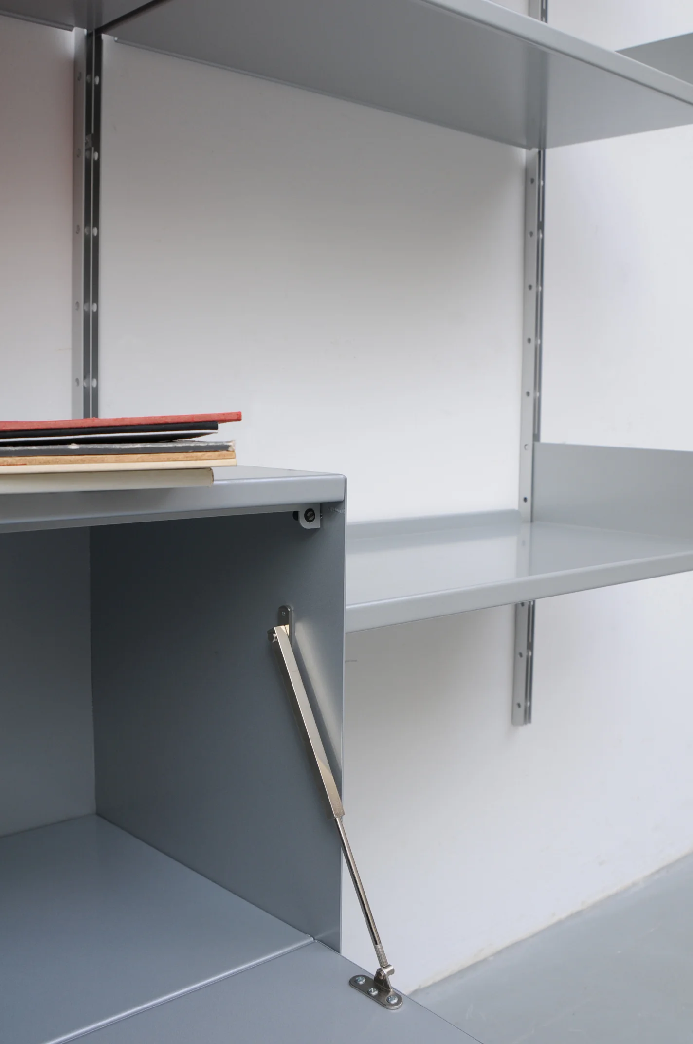 Dieter_Rams_Regal_606_Vitsoe_metall_grau_4.jpg