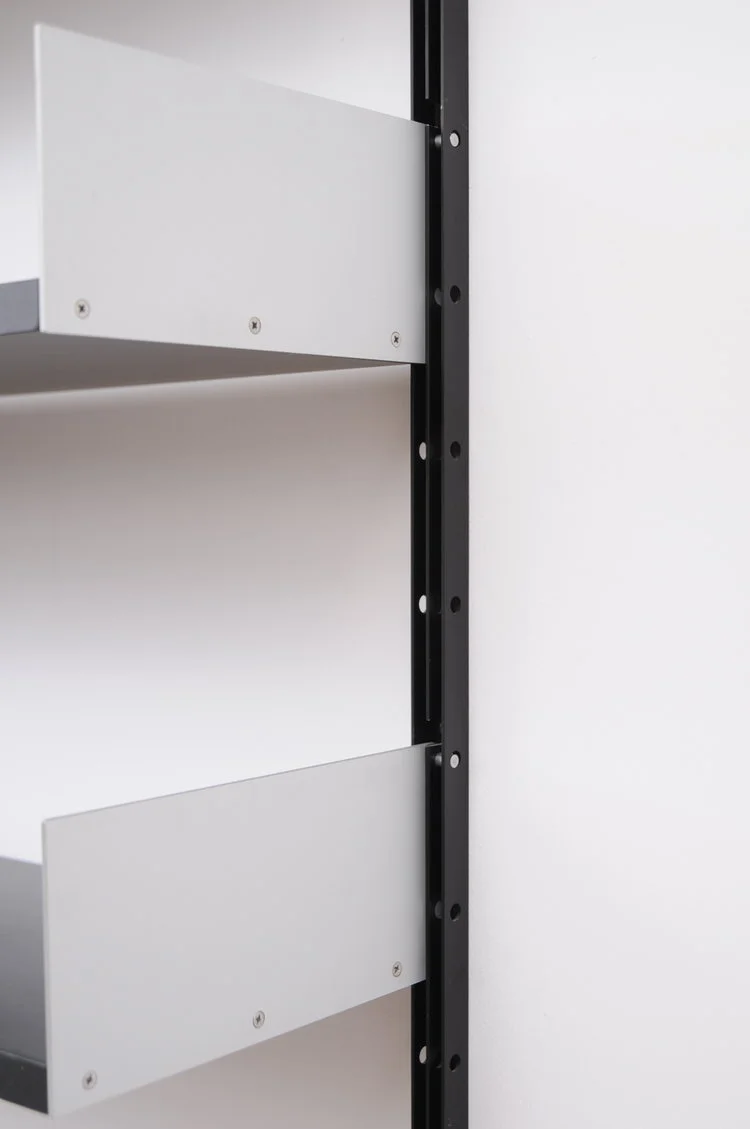 Dieter-Rams-Regalsystem-606-schwarz-Aluminum-siber-Regal-17.JPG