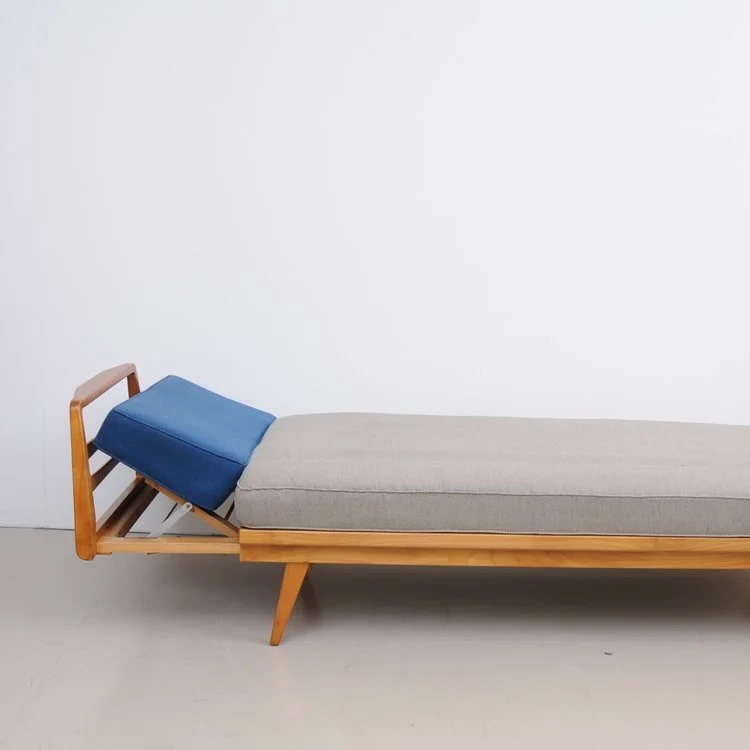 Knoll-Antimott-Sofa-1.JPG