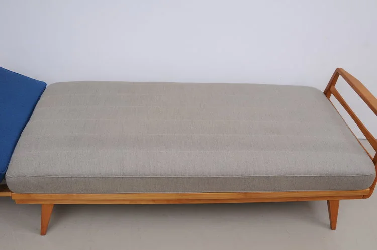 Knoll-Antimott-Sofa-4.JPG