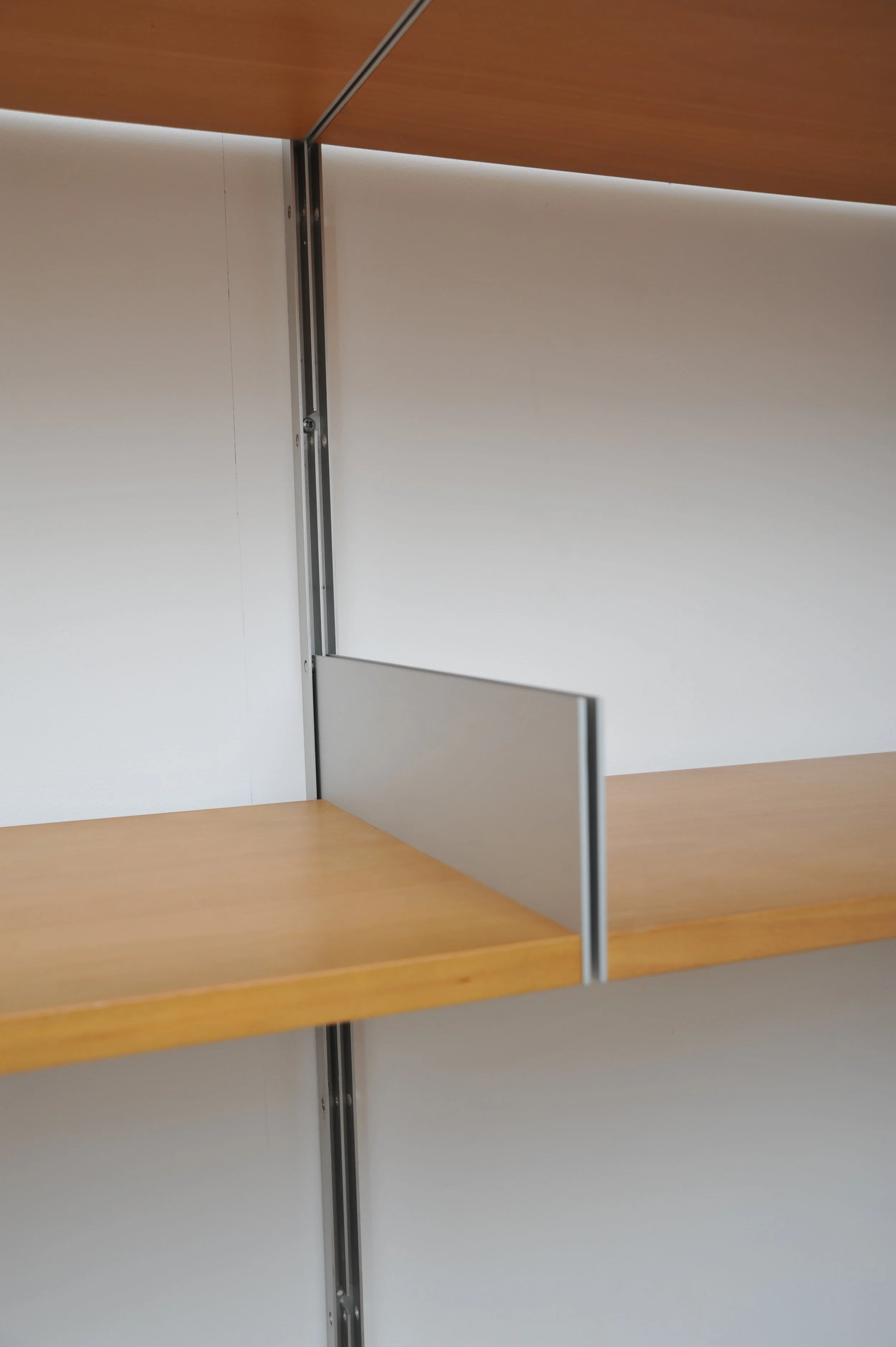 Dieter-Rams-Vitsoe-606-Buche-Regalsystem-4.JPG