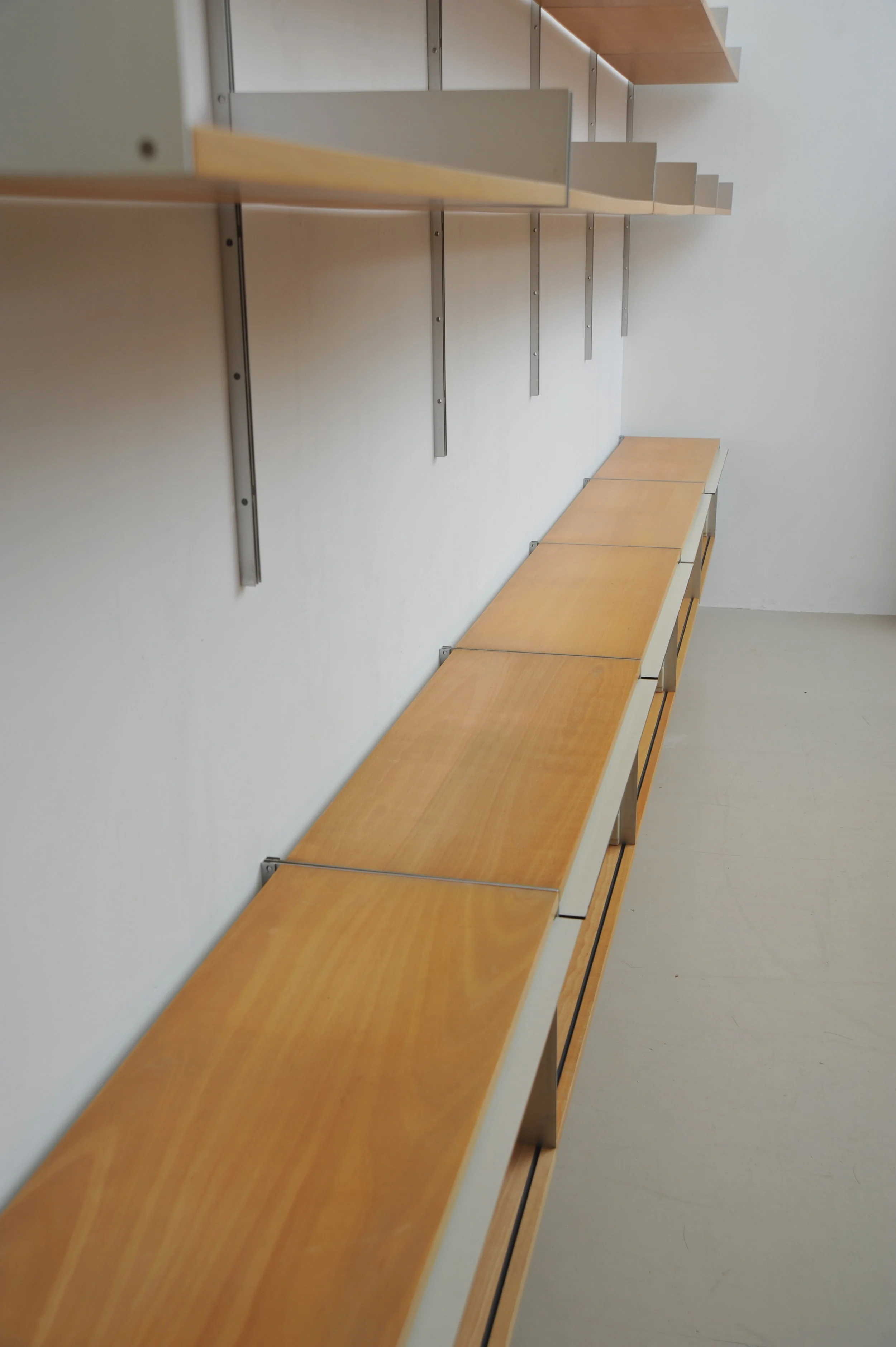 Dieter-Rams-Vitsoe-606-Buche-Regalsystem-8.JPG