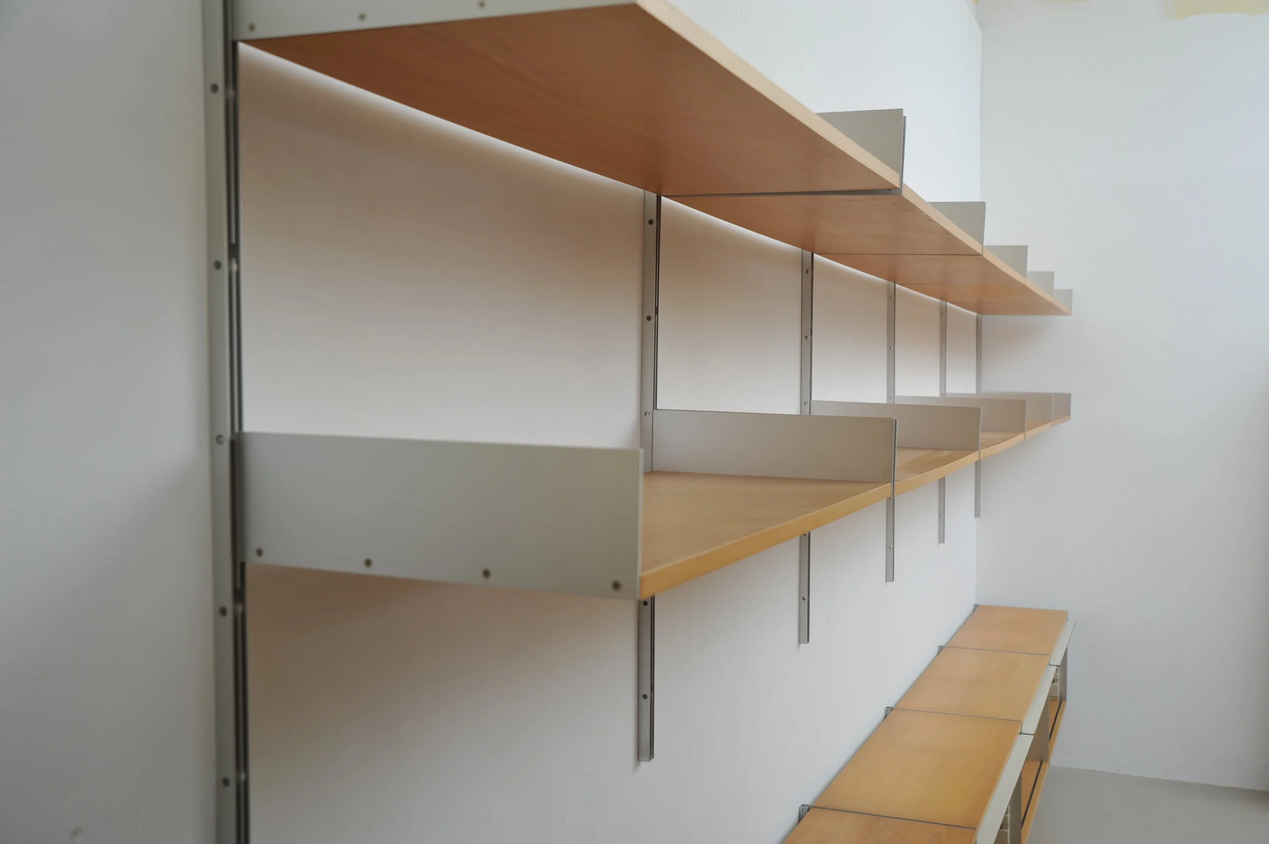 Dieter-Rams-Vitsoe-606-Buche-Regalsystem-9.JPG