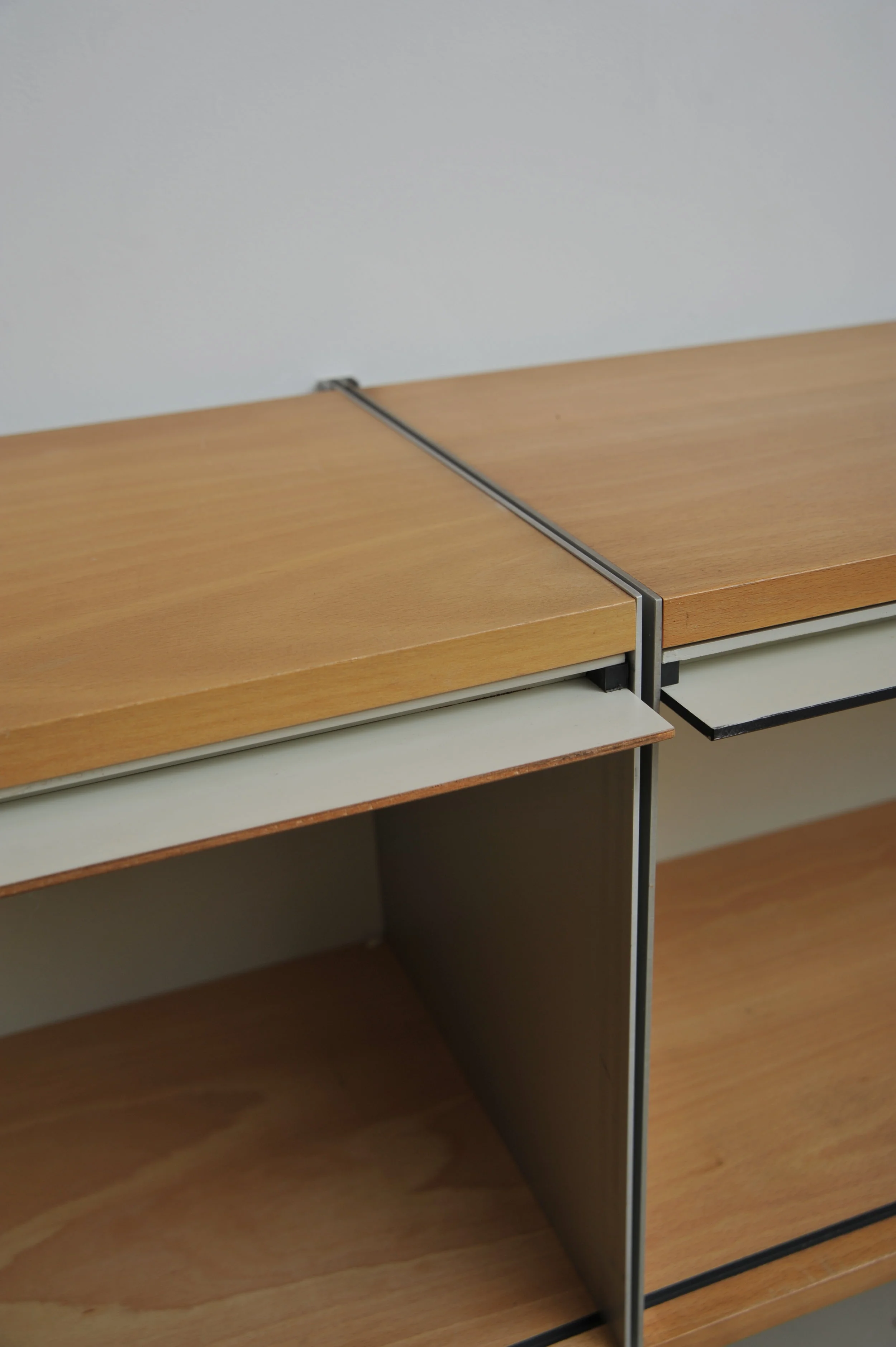 Dieter-Rams-Vitsoe-606-Buche-Regalsystem-10.JPG