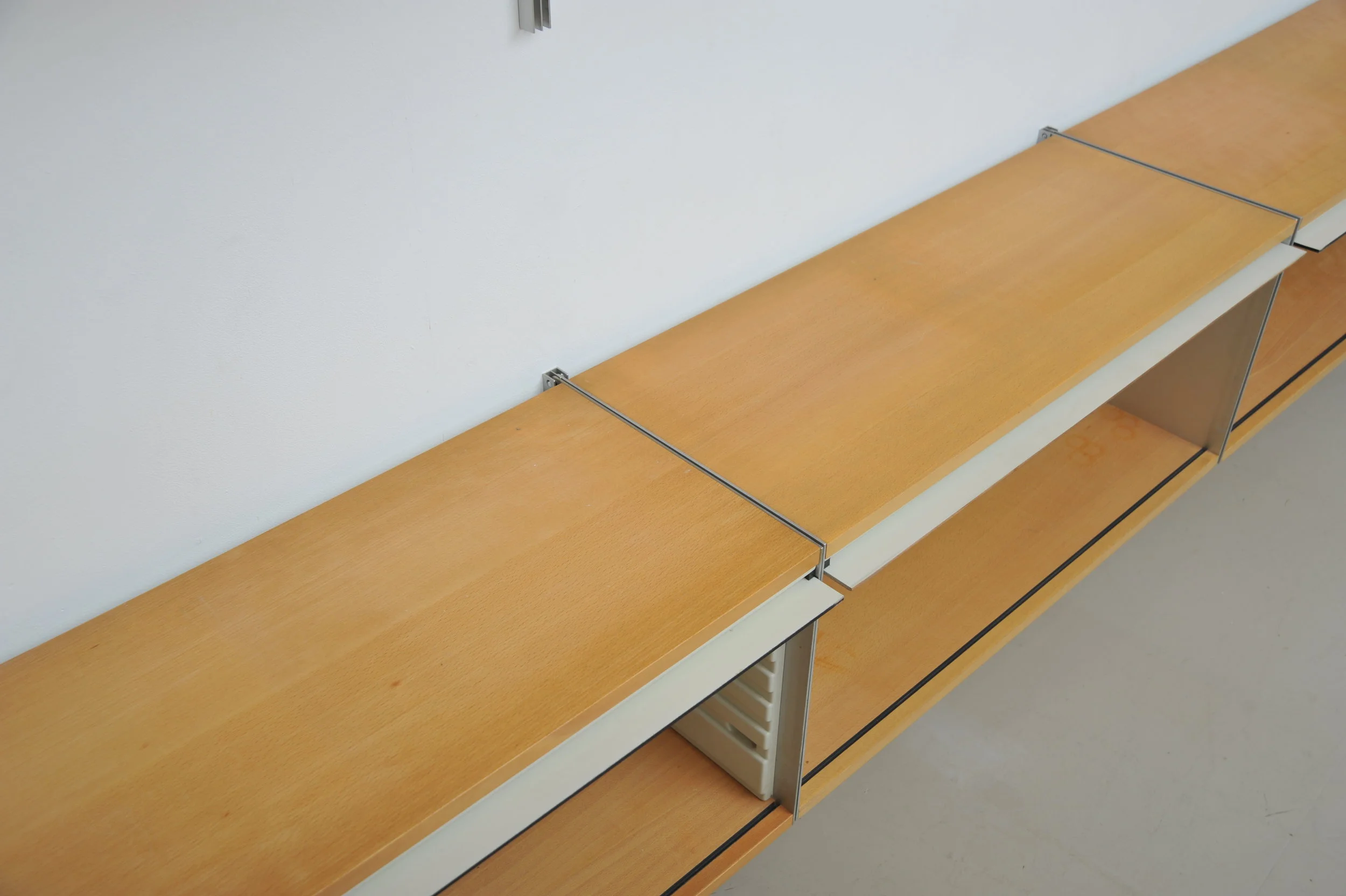 Dieter-Rams-Vitsoe-606-Buche-Regalsystem-11.JPG
