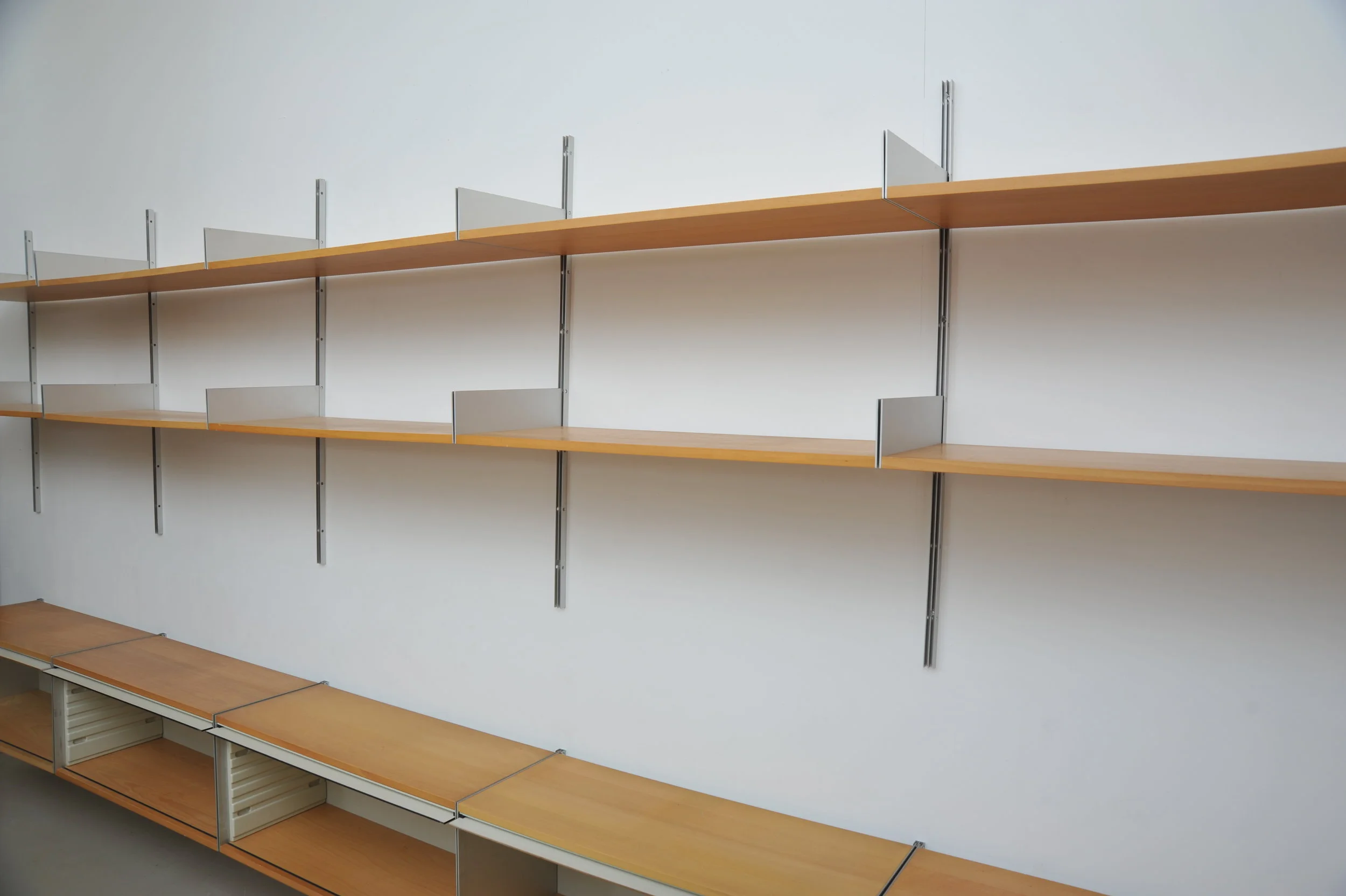 Dieter-Rams-Vitsoe-606-Buche-Regalsystem-12.JPG