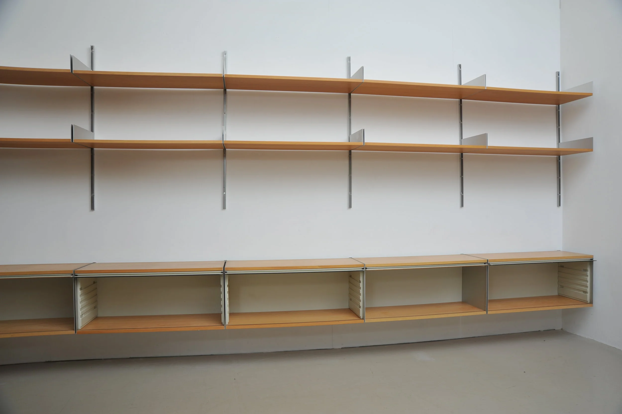 Dieter-Rams-Vitsoe-606-Buche-Regalsystem-14.JPG