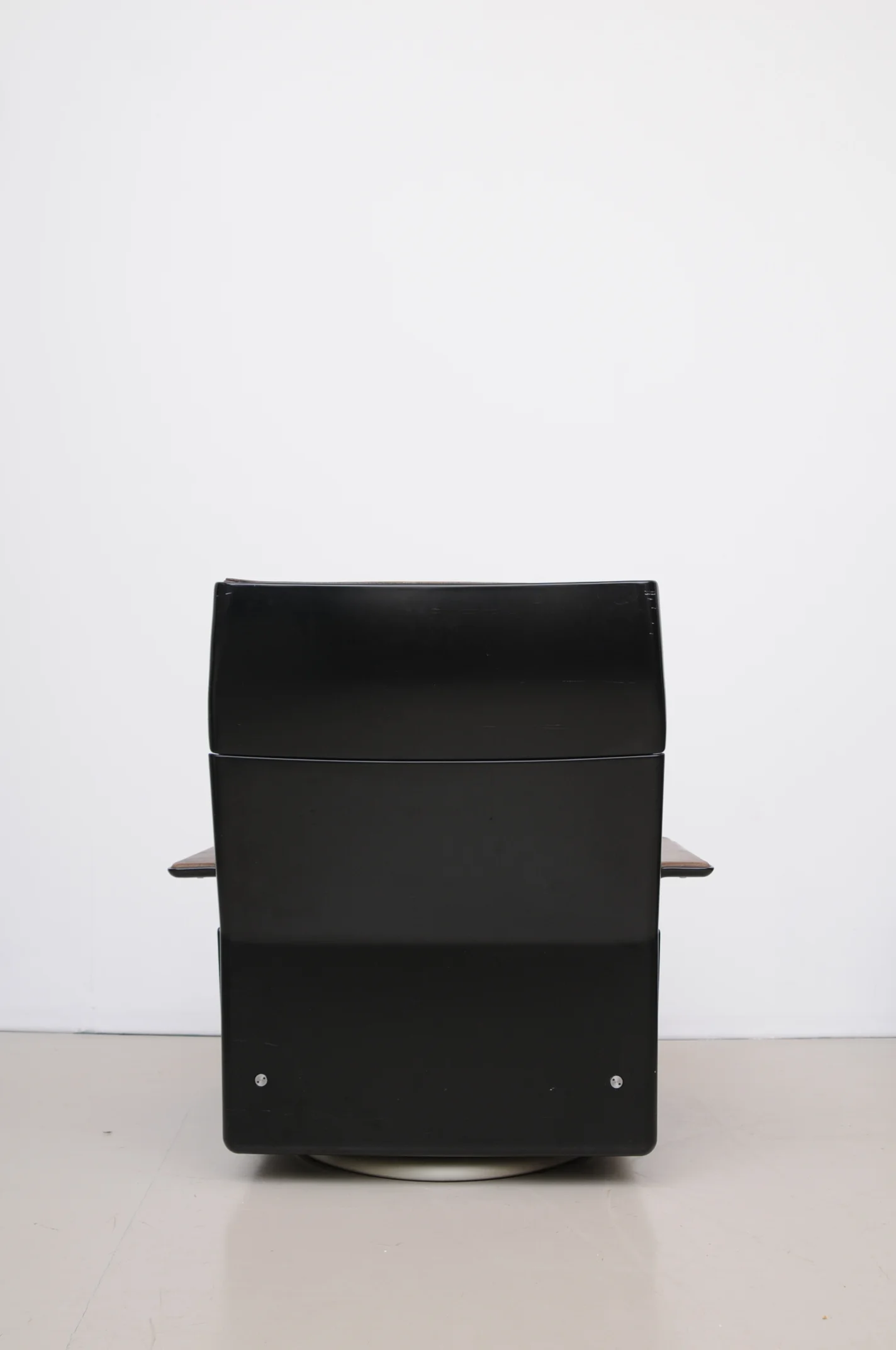 Dieter-Rams-620-Sessel-Büffelleder-6.JPG