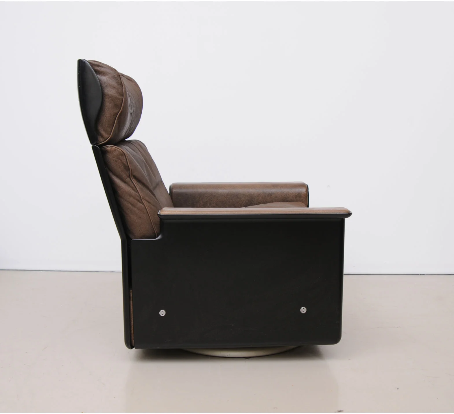 Dieter-Rams-620-Sessel-Büffelleder-10.jpg