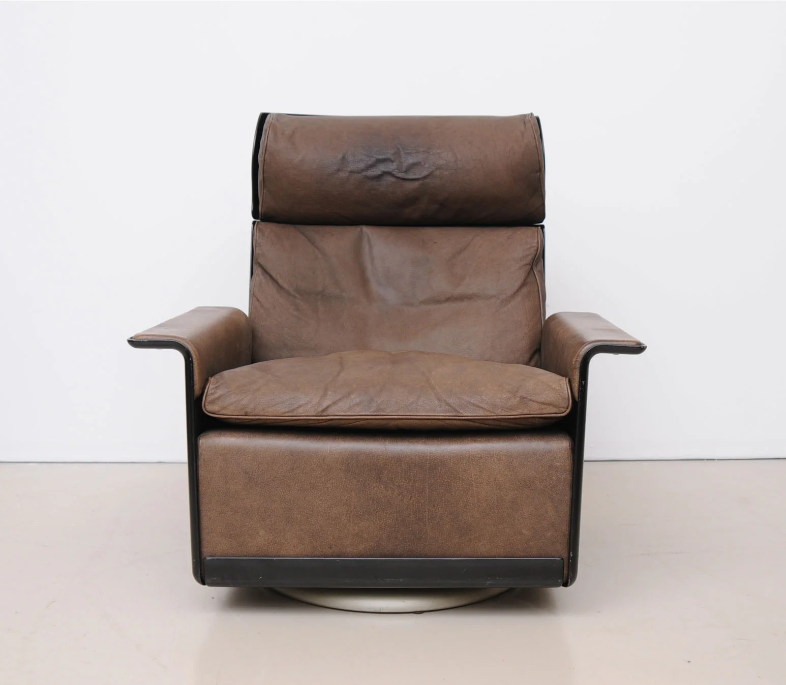 Dieter-Rams-620-Sessel-Büffelleder-11.jpg