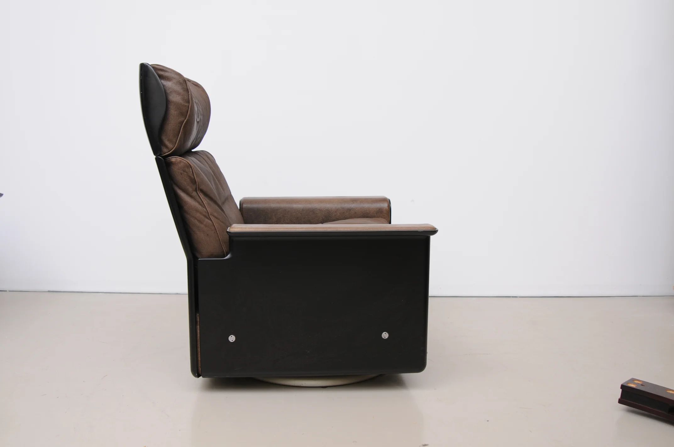 Dieter-Rams-620-Sessel-Büffelleder-9.JPG