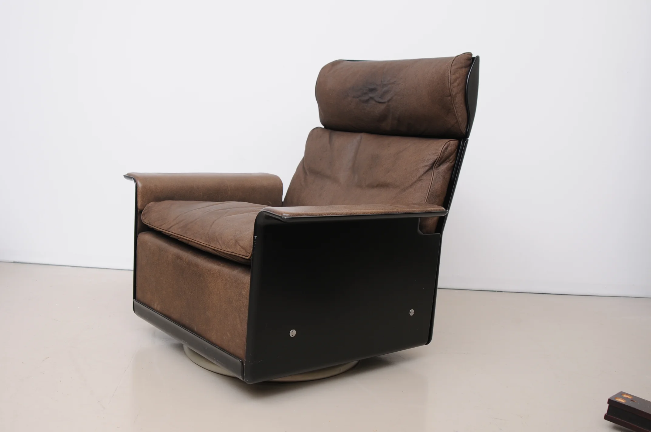 Dieter-Rams-620-Sessel-Büffelleder-13.JPG