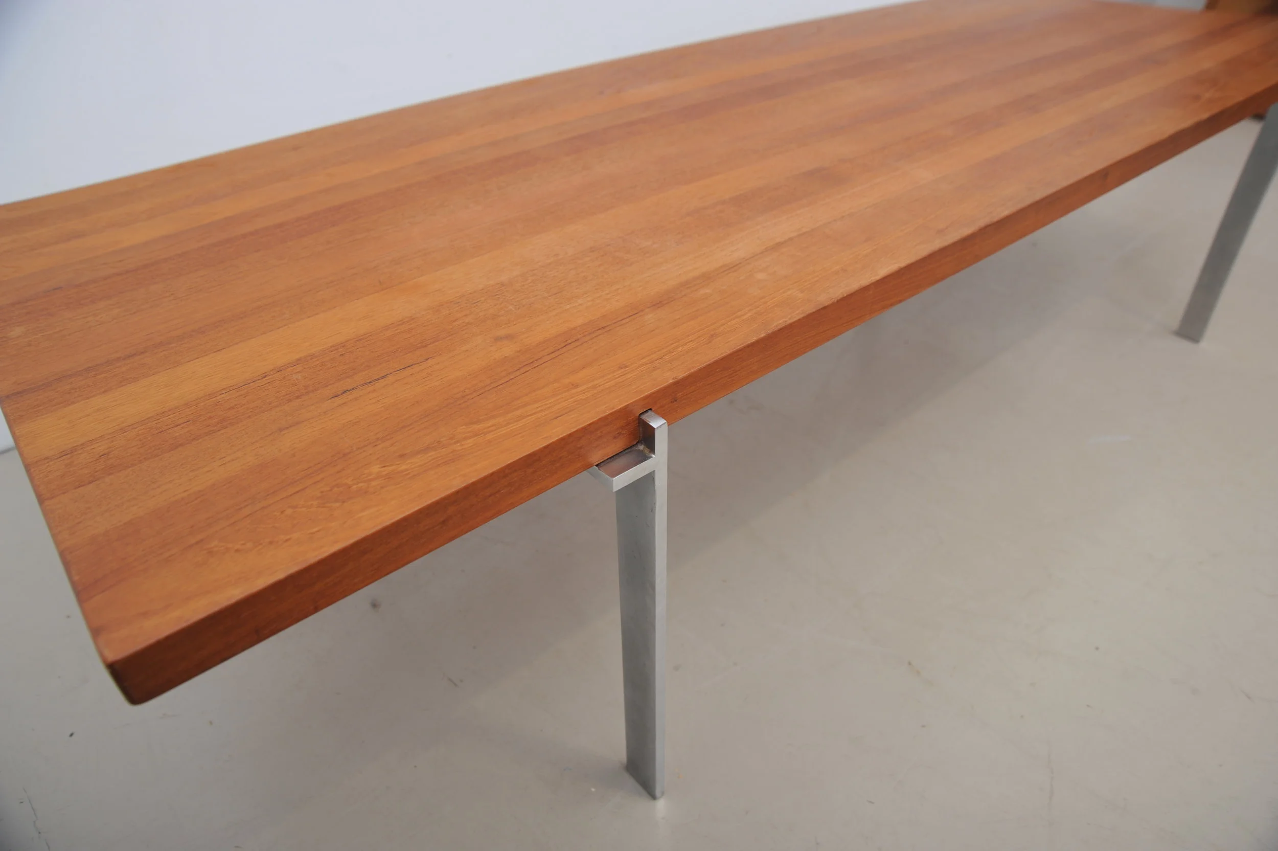 teak-tisch-flachstahl-12.JPG