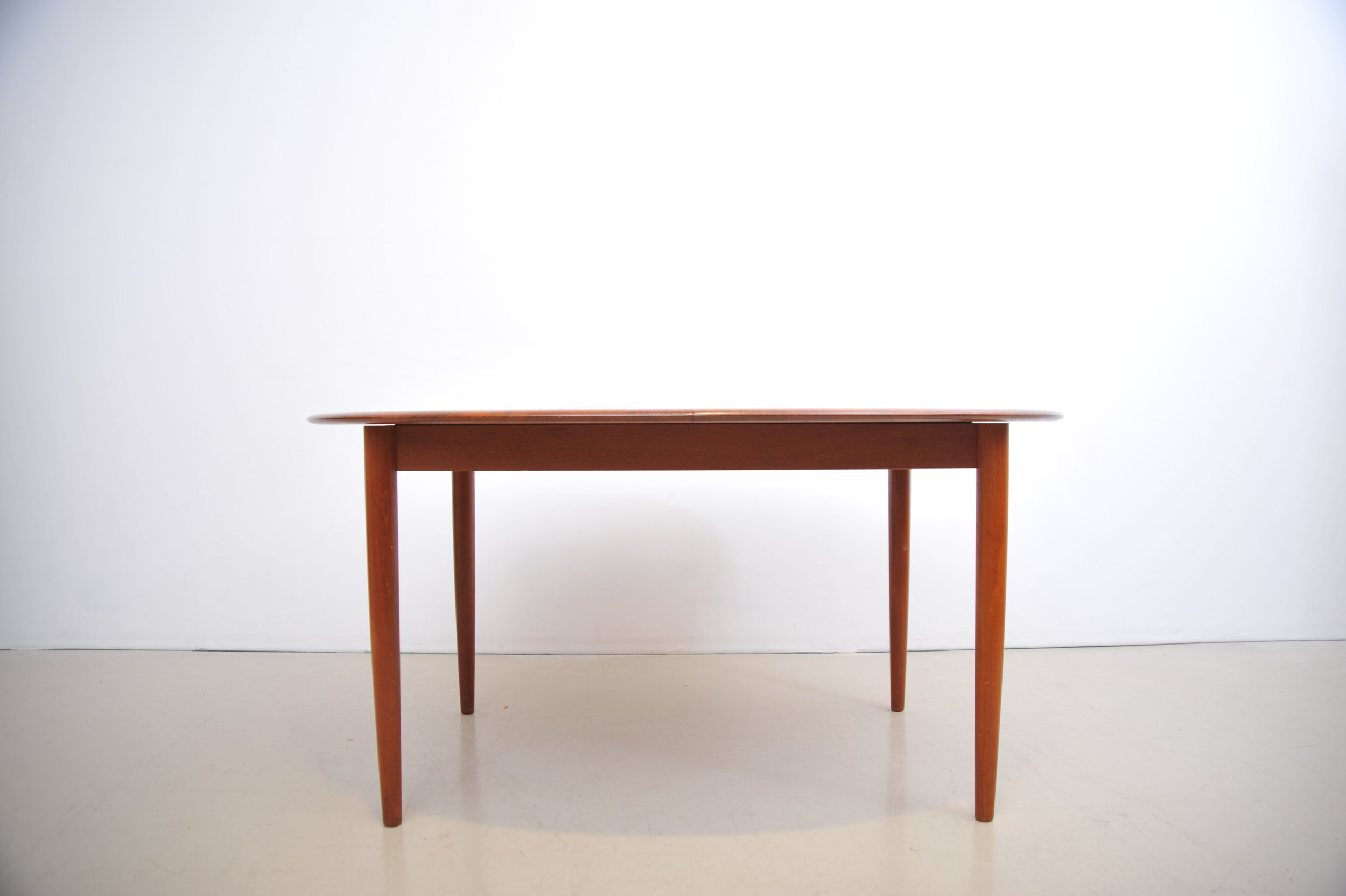 Peter-Hvidt-Orla-Mølgaard-Nilsen-Tisch-Teak-Søborg-Møbler-Modell-311-1.JPG