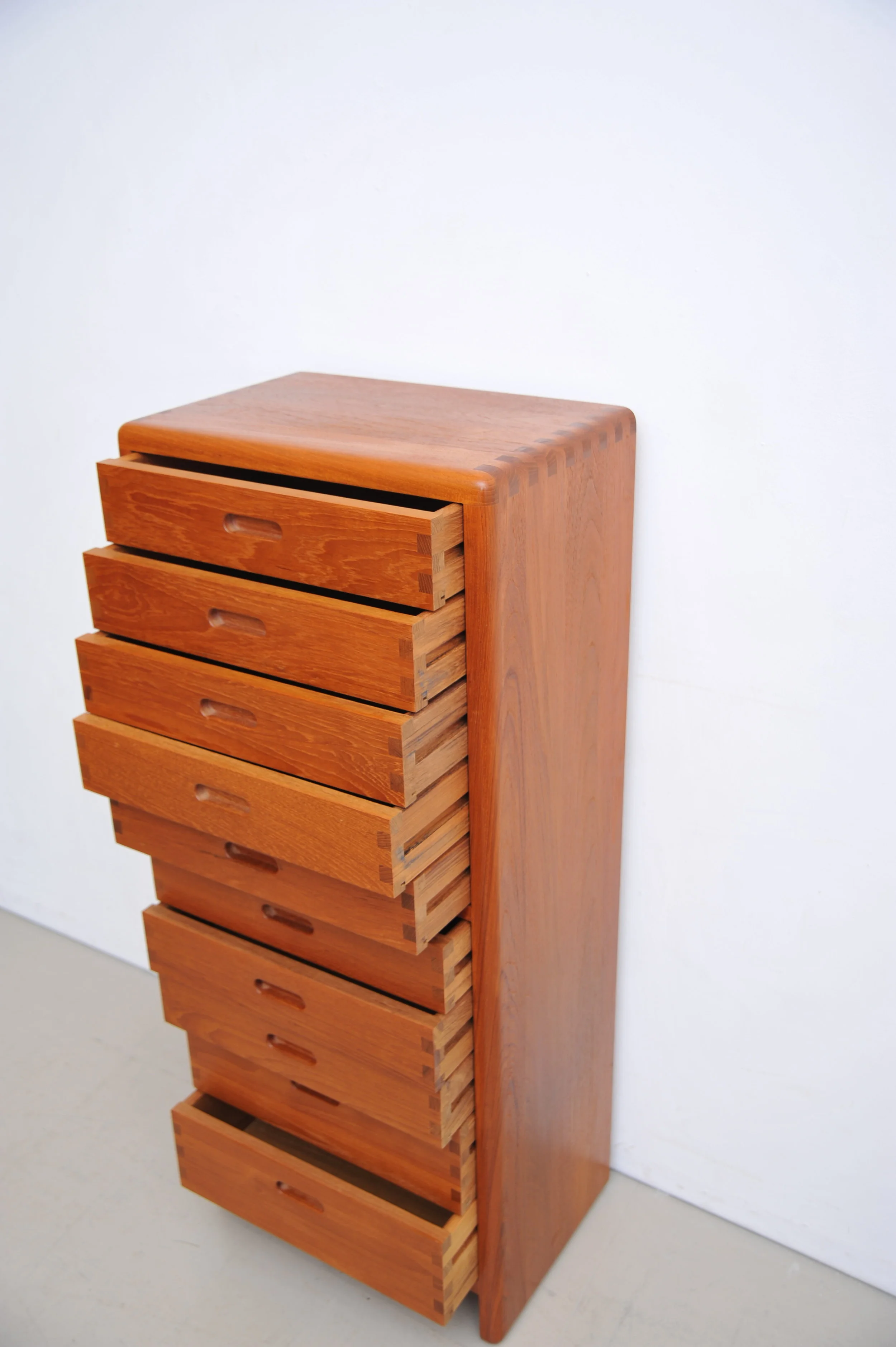 Teak-kommode-schubladenschrank-schbladen-schubladenkommode-braun-teak-danish-Chest-of-Drawers-ausgezogen.JPG