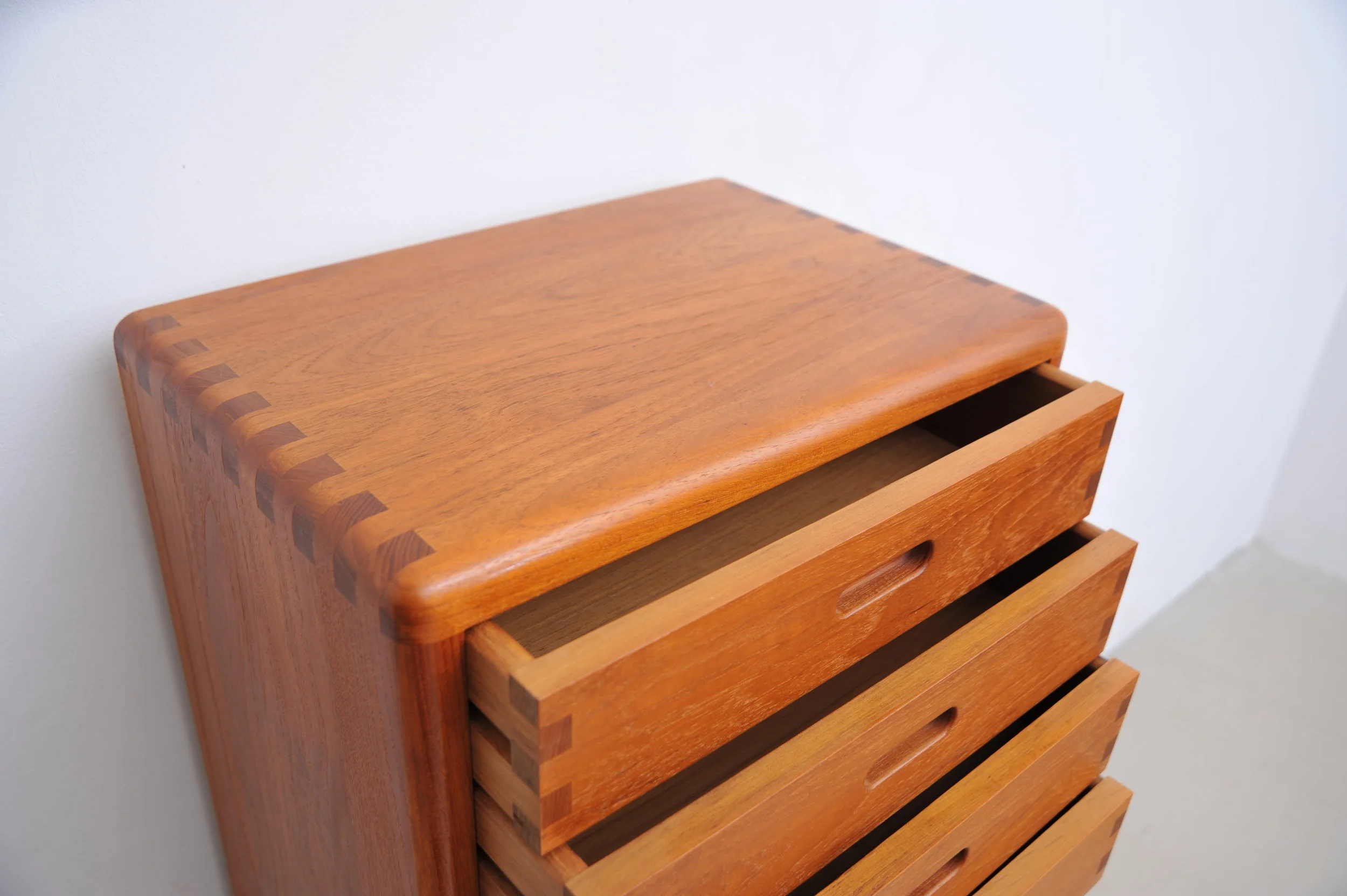 Teak-kommode-schubladenschrank-schbladen-schubladenkommode-braun-teak-danish-Chest-of-Drawers-oben.JPG