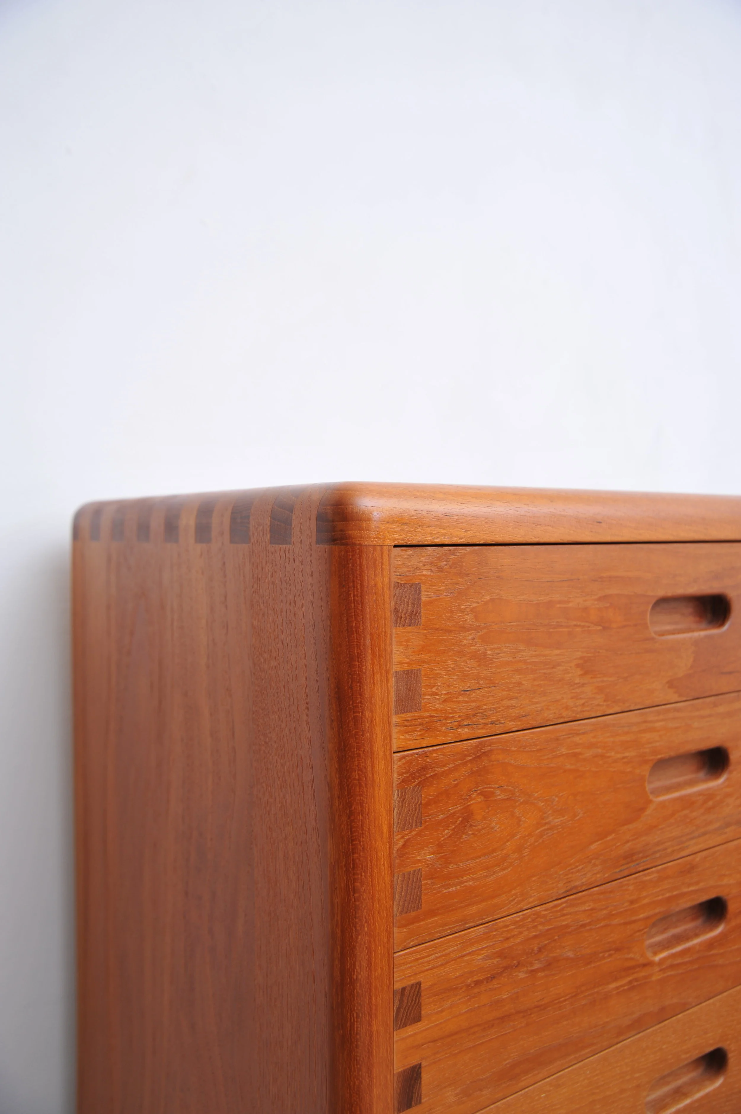 Teak-kommode-schubladenschrank-schbladen-schubladenkommode-braun-teak-danish-Chest-of-Drawers-seite-links-detail.JPG