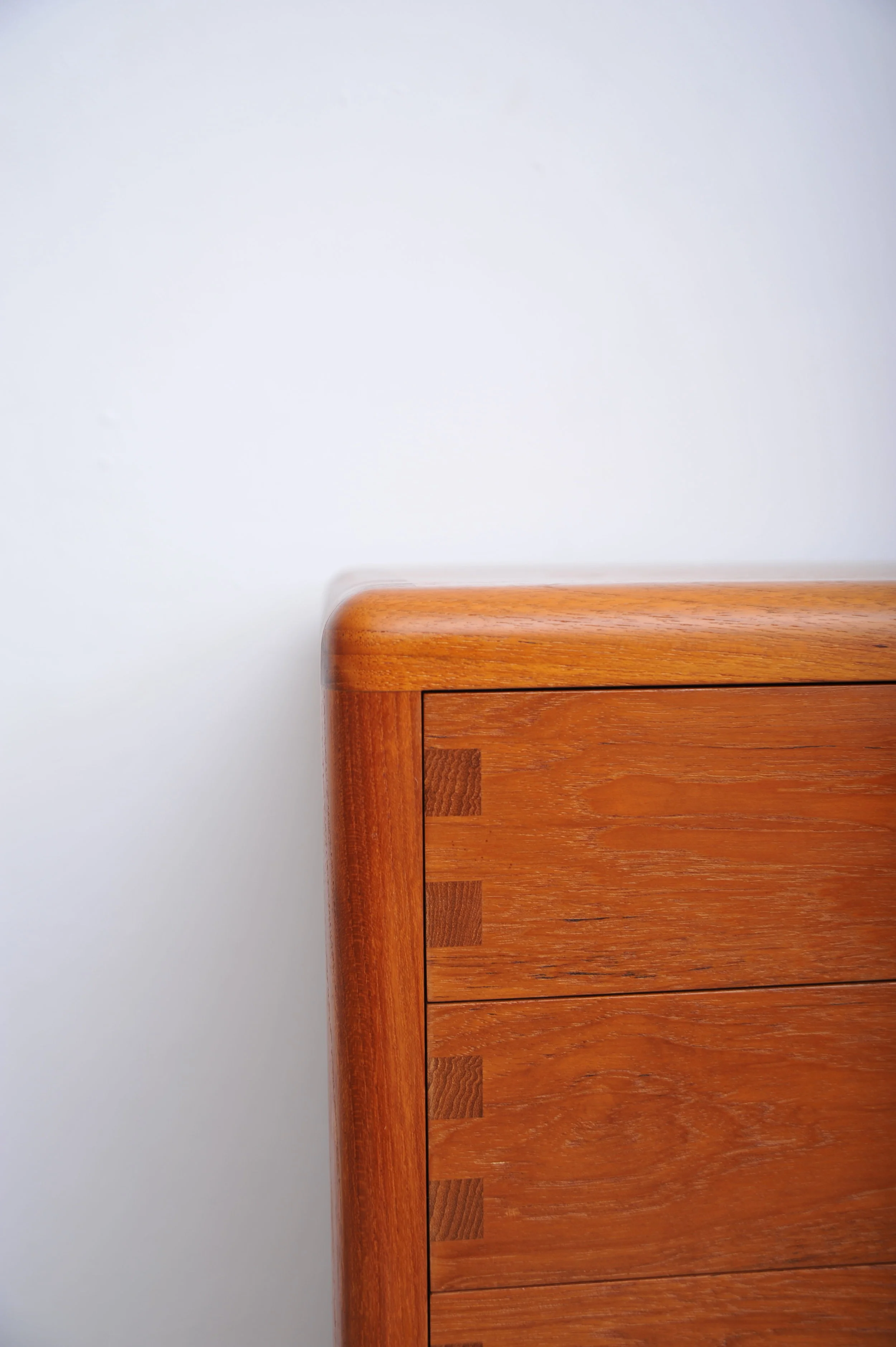 Teak-kommode-schubladenschrank-schbladen-schubladenkommode-braun-teak-danish-Chest-of-Drawers-vorne-detail.JPG