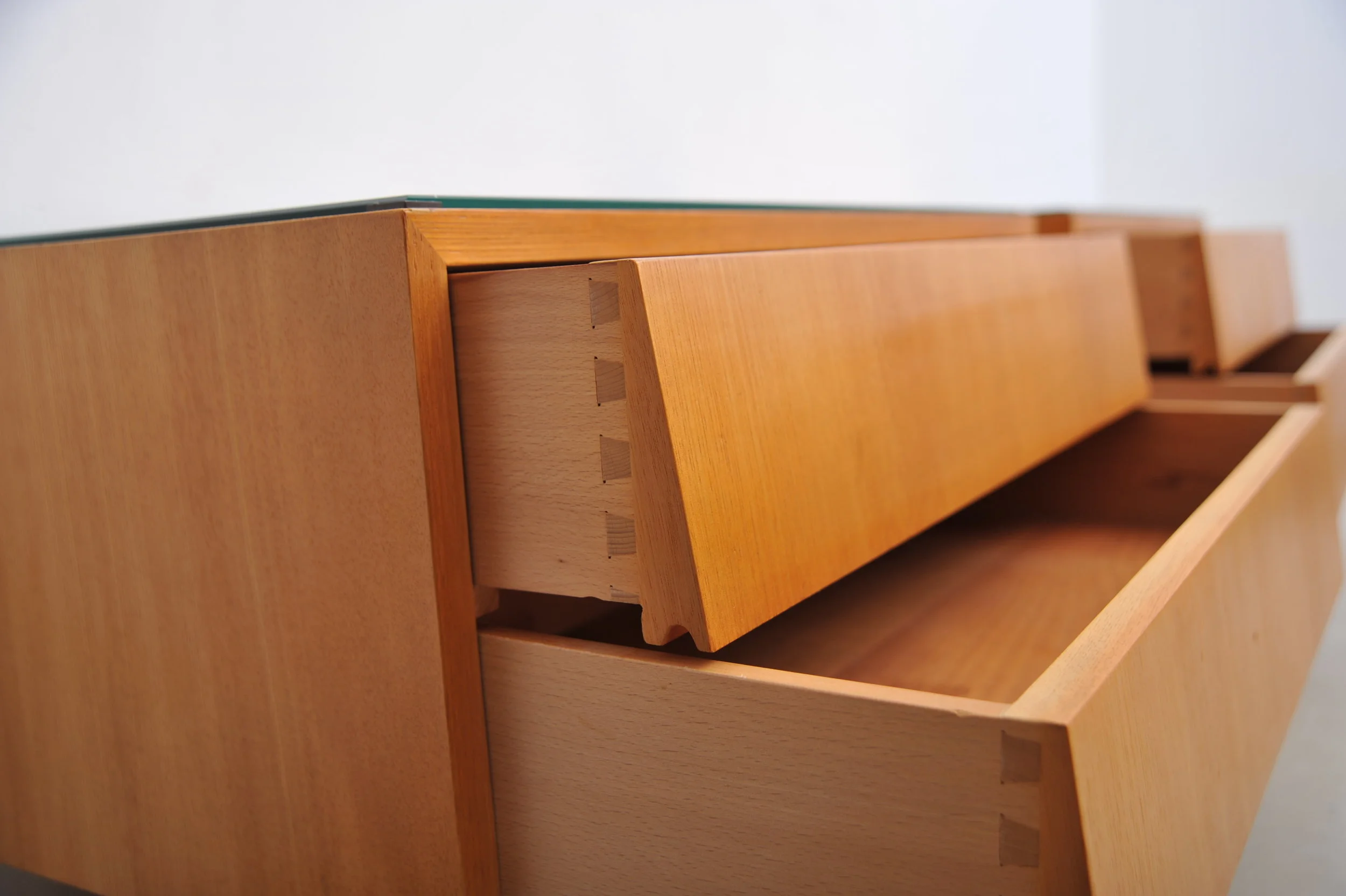 erich-stratmann-nachttische-esche-zwei-ein-paar-schubladen.JPG