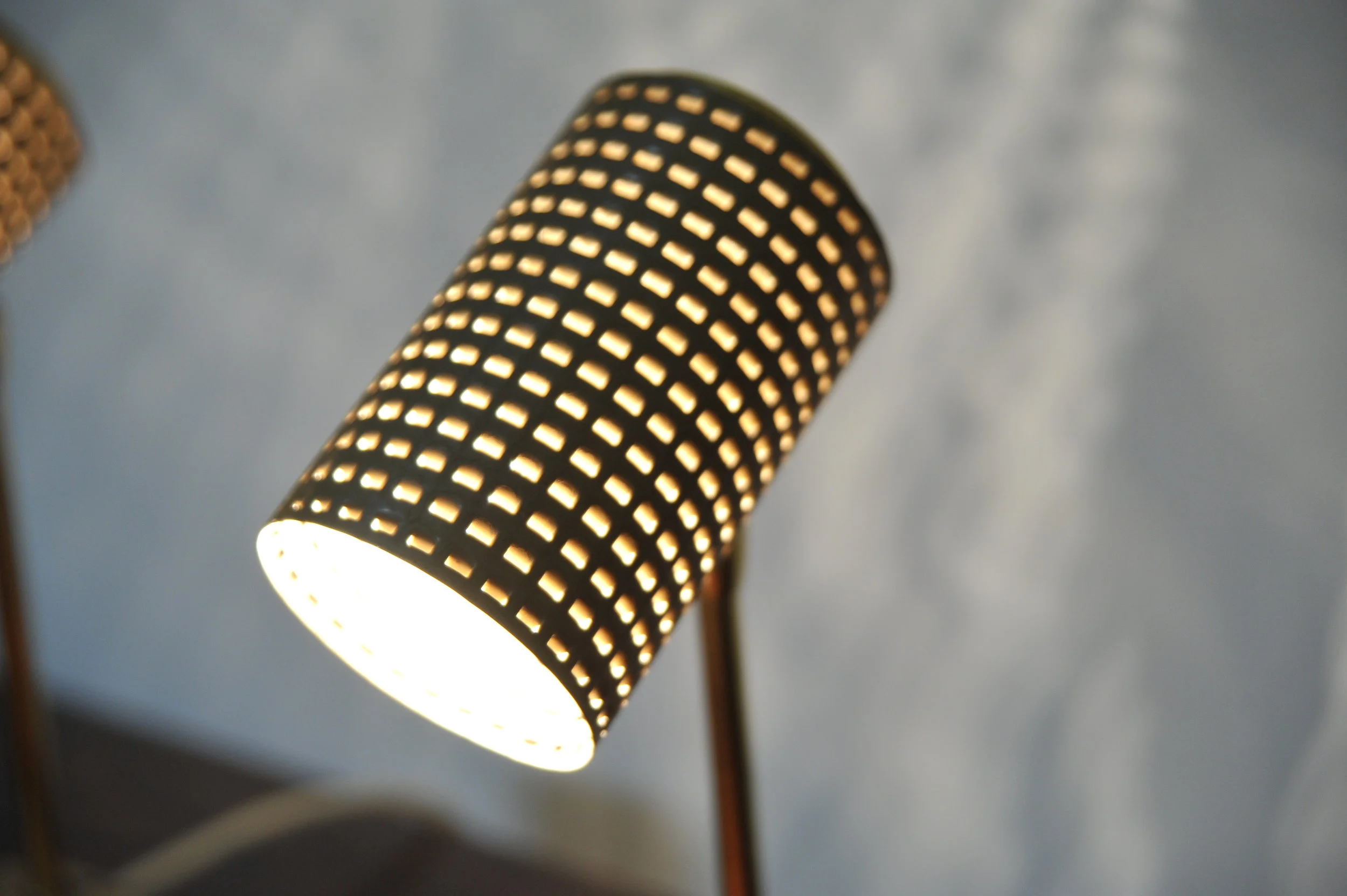 nachttischlampe-tischlampe-lampe-lochblaech-Mathieu-Matégot-messing-braun-zwei-50er-schirm-an.JPG