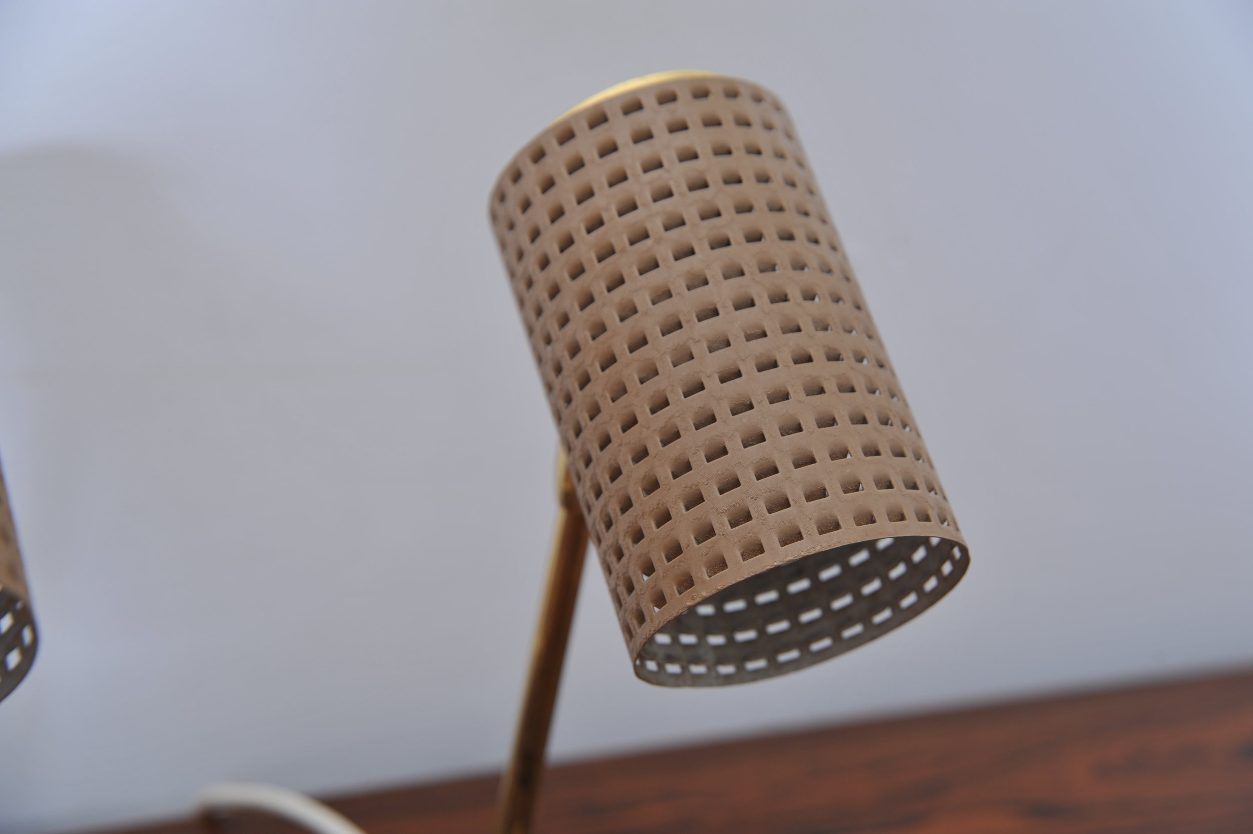nachttischlampe-tischlampe-lampe-lochblaech-Mathieu-Matégot-messing-braun-zwei-50er-schirm.JPG