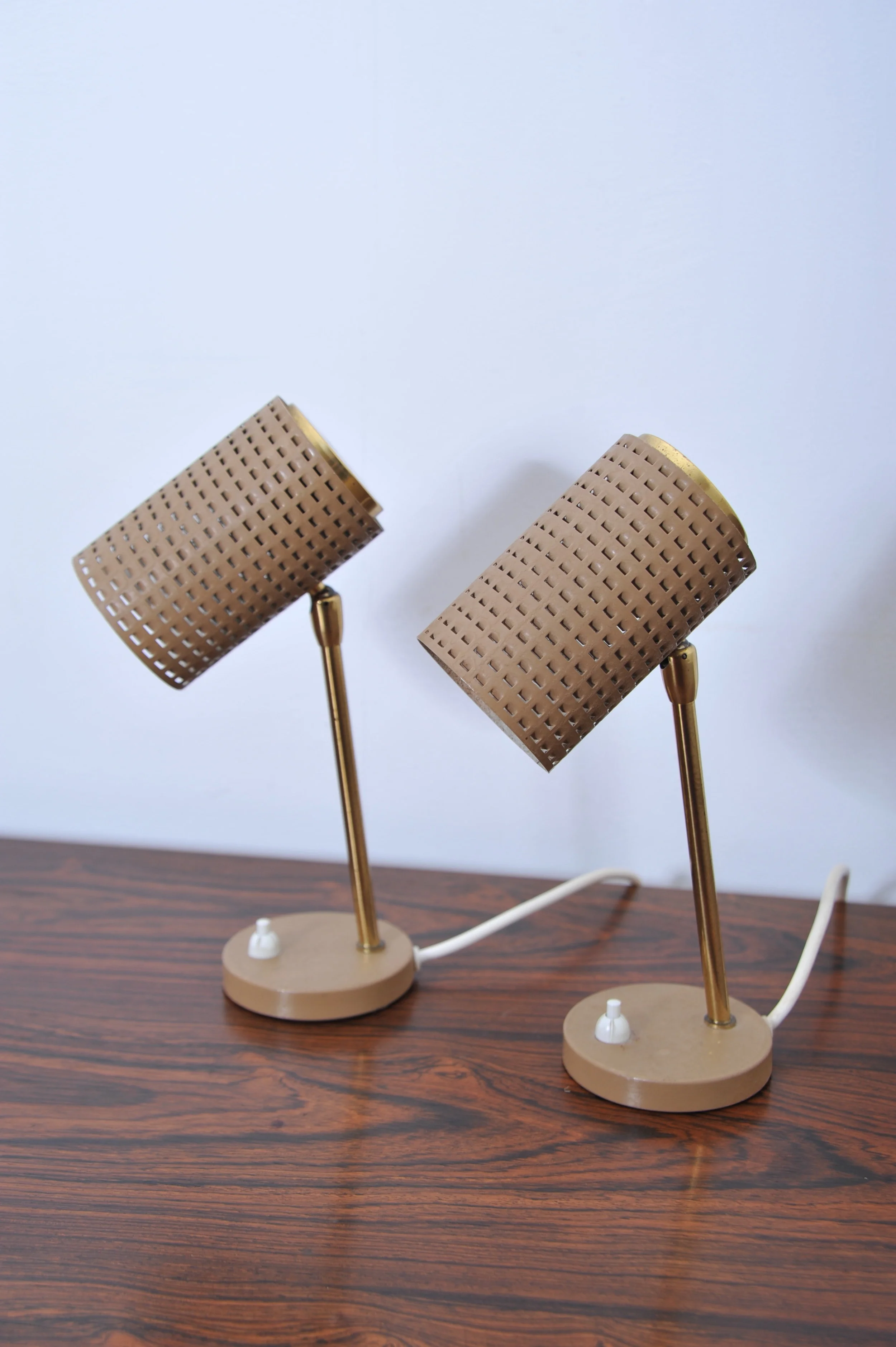 nachttischlampe-tischlampe-lampe-lochblaech-Mathieu-Matégot-messing-braun-zwei-50er-seite.JPG