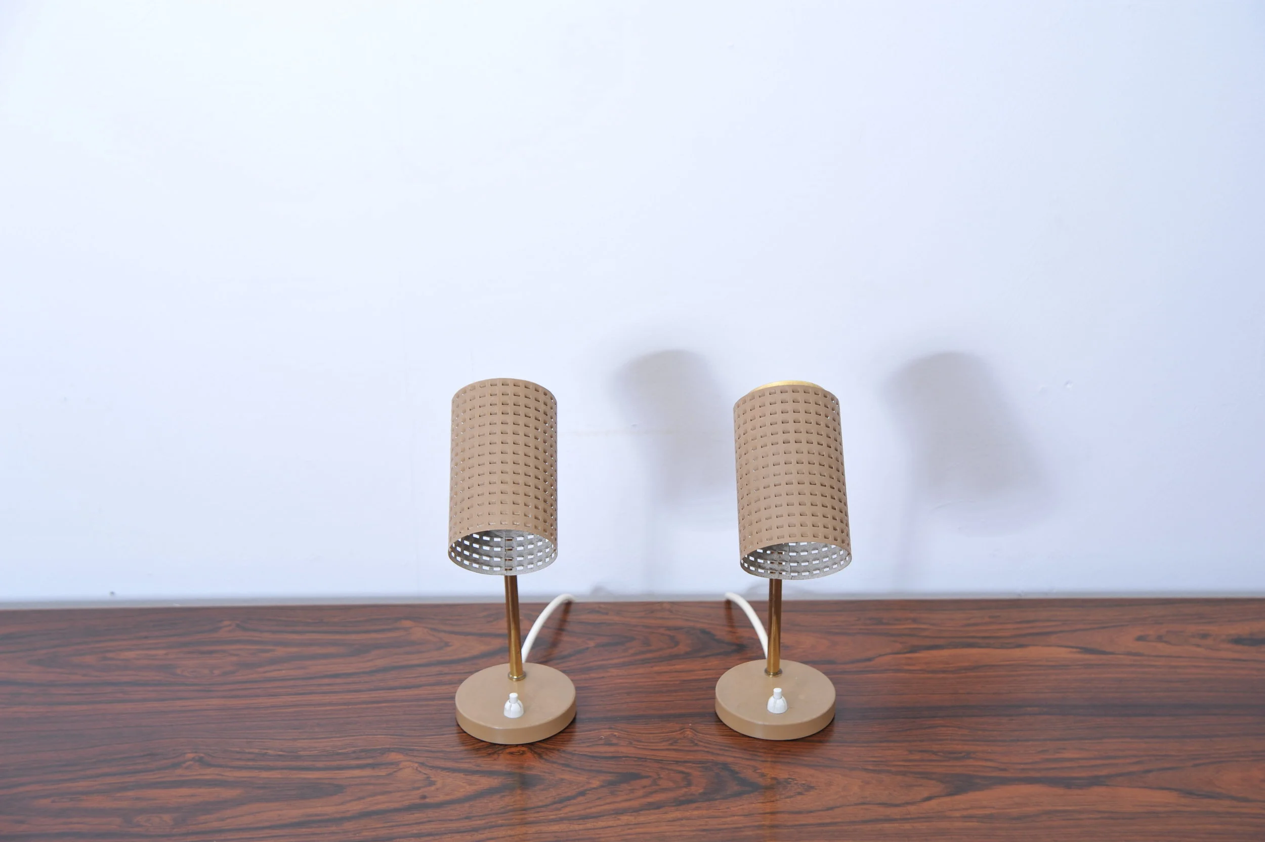 nachttischlampe-tischlampe-lampe-lochblaech-Mathieu-Matégot-messing-braun-zwei-50er-vorne.JPG