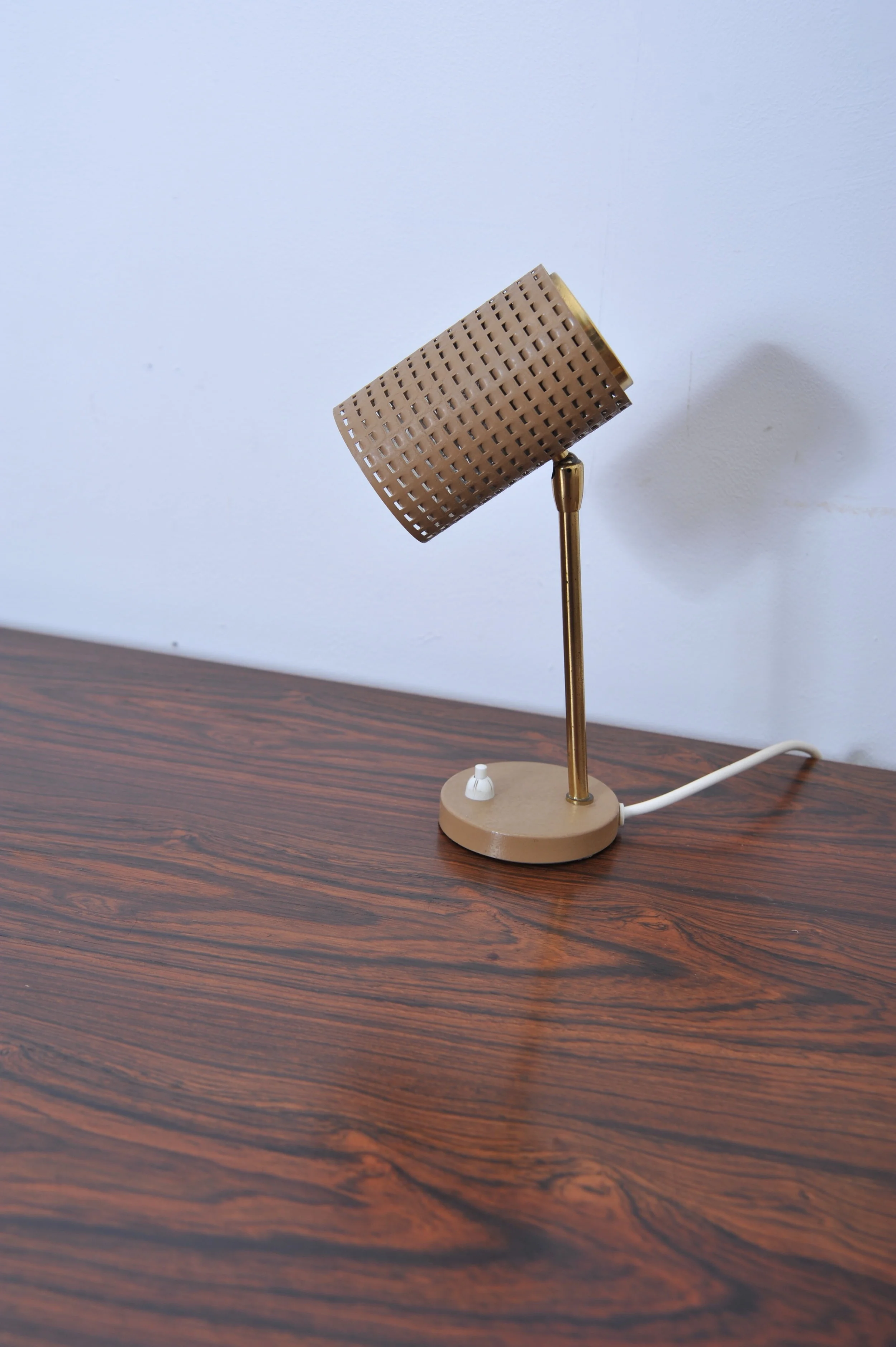 nachttischlampe-tischlampe-lampe-lochblaech-MathieuMatégot -messing-braun-zwei-50er-einzeln.JPG