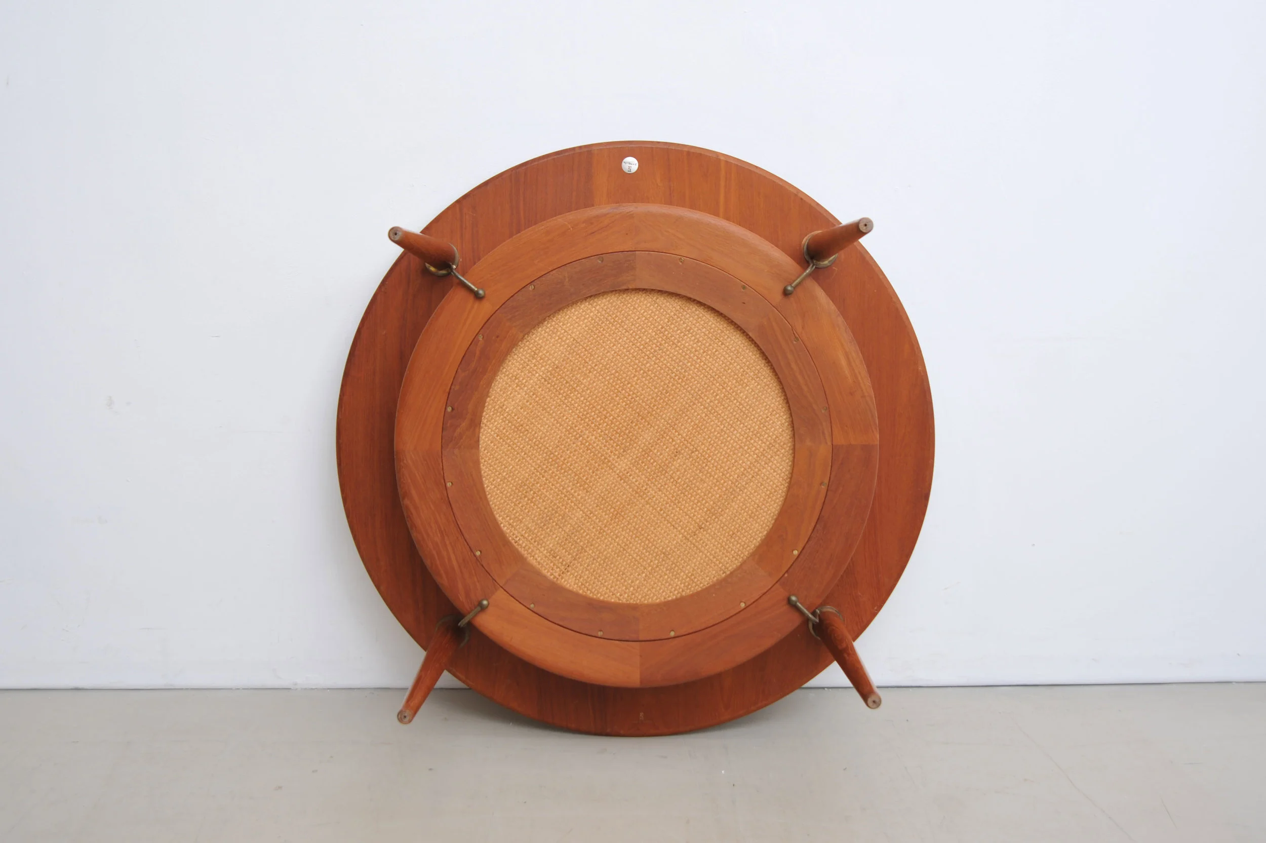 peter-hvidt-orla-molgaard-nilsen-teak-FD-515-massiv-braun-messing-rohrgeflecht-france-&-son-denmark-tisch-couschtisch-drunter.JPG