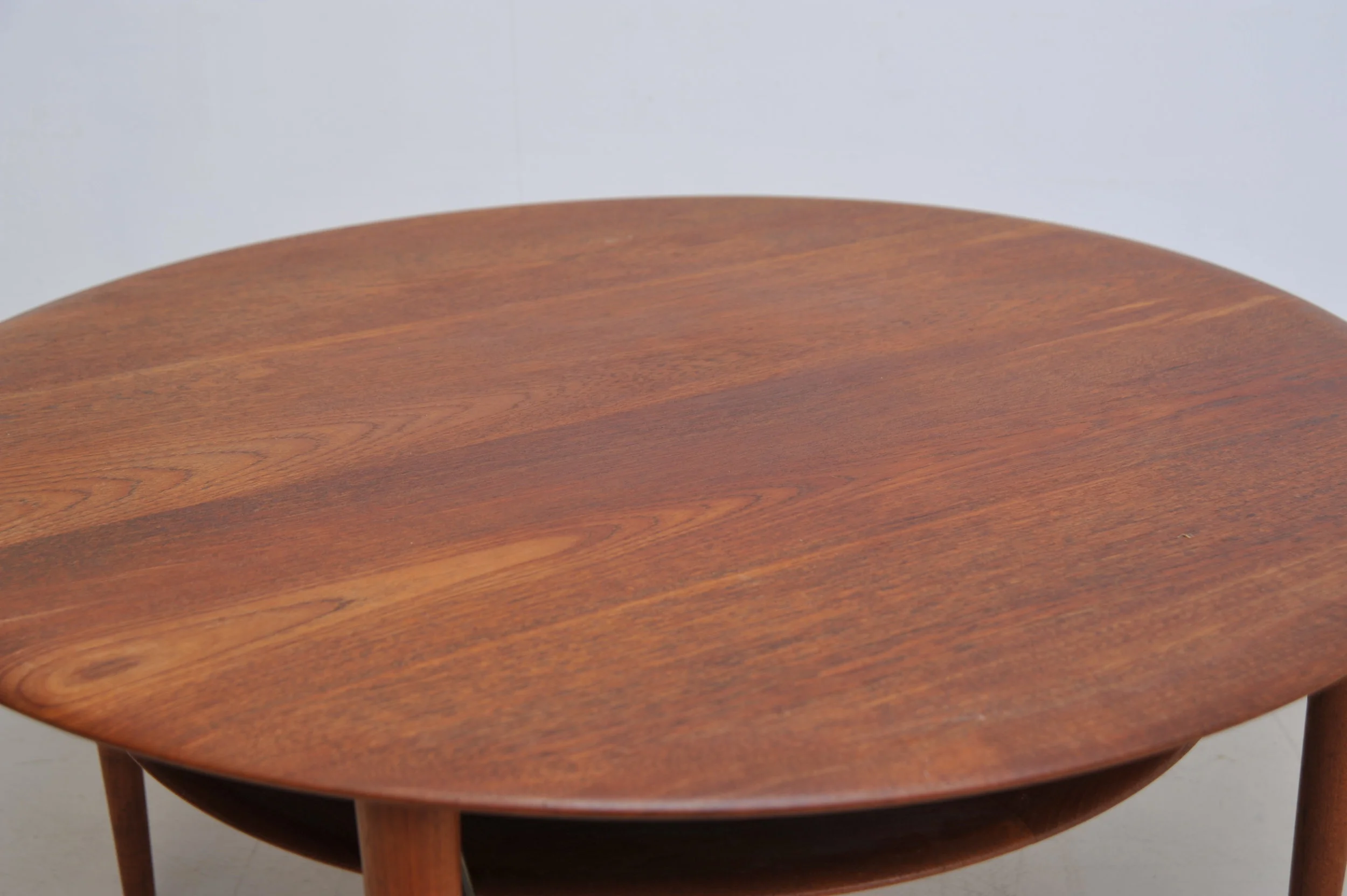 peter-hvidt-orla-molgaard-nilsen-teak-fd-515-massiv-braun-messing-rohrgeflecht-france-&-son-denmark-tisch-couschtisch-oben.JPG
