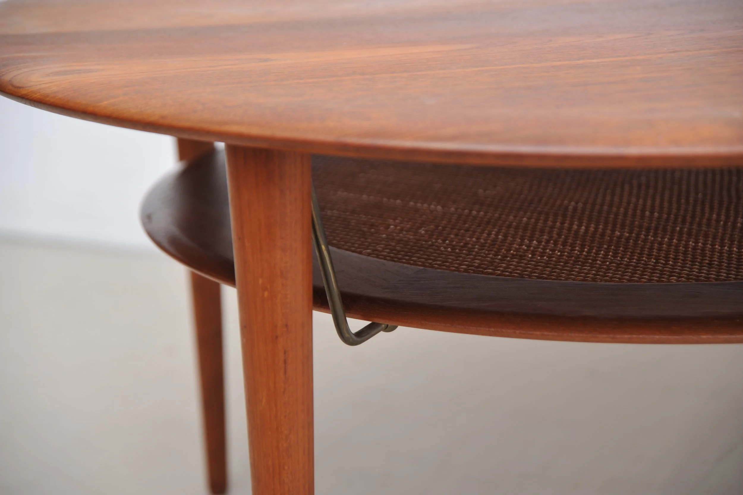 peter-hvidt-orla-molgaard-nilsen-teak-fd-515-massiv-braun-messing-rohrgeflecht-france-&-son-denmark-tisch-couschtisch-seite.JPG