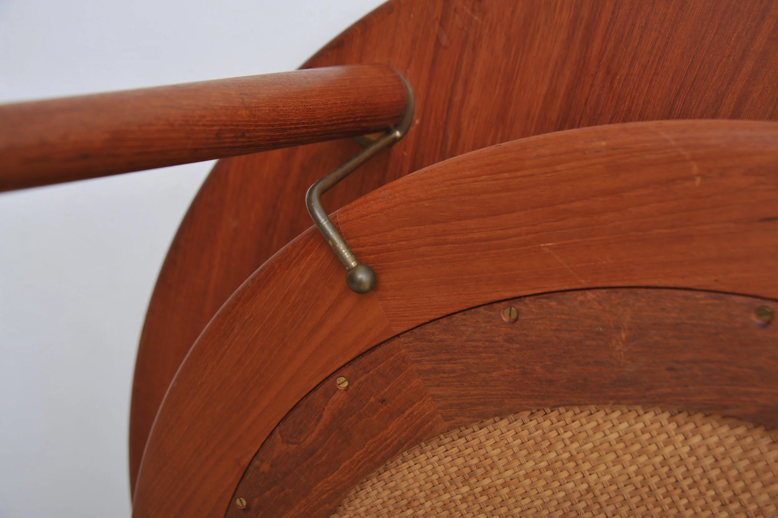 peter-hvidt-orla-molgaard-nilsen-teak-fd-515-massiv-braun-messing-rohrgeflecht-france-&-son-denmark-tisch-couschtisch-unten.JPG