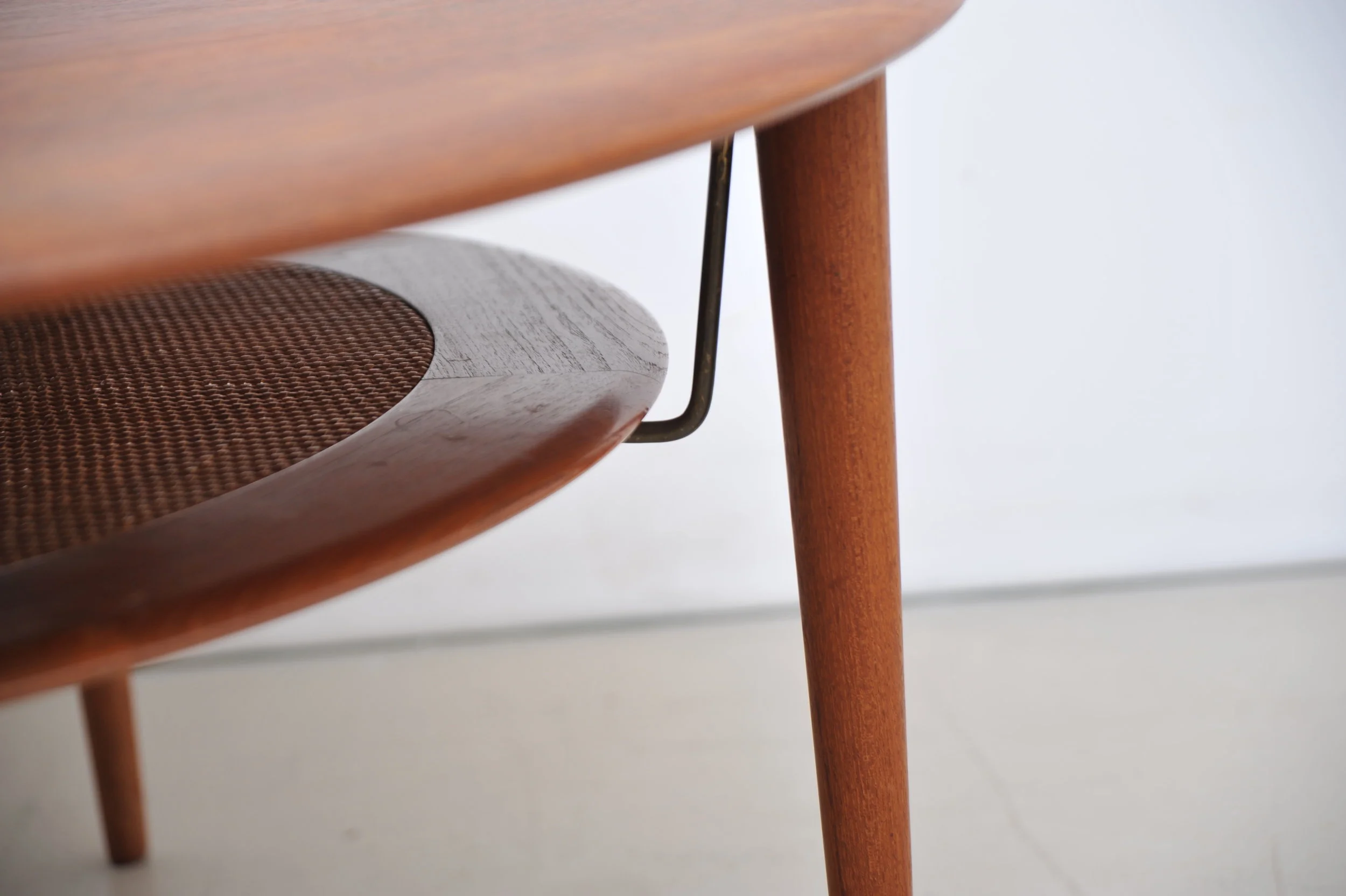peter-hvidt-orla-molgaard-nilsen-teak-FD-515-massiv-braun-messing-rohrgeflecht-france-&-son-denmark-tisch-couschtisch-zwischenablage.JPG