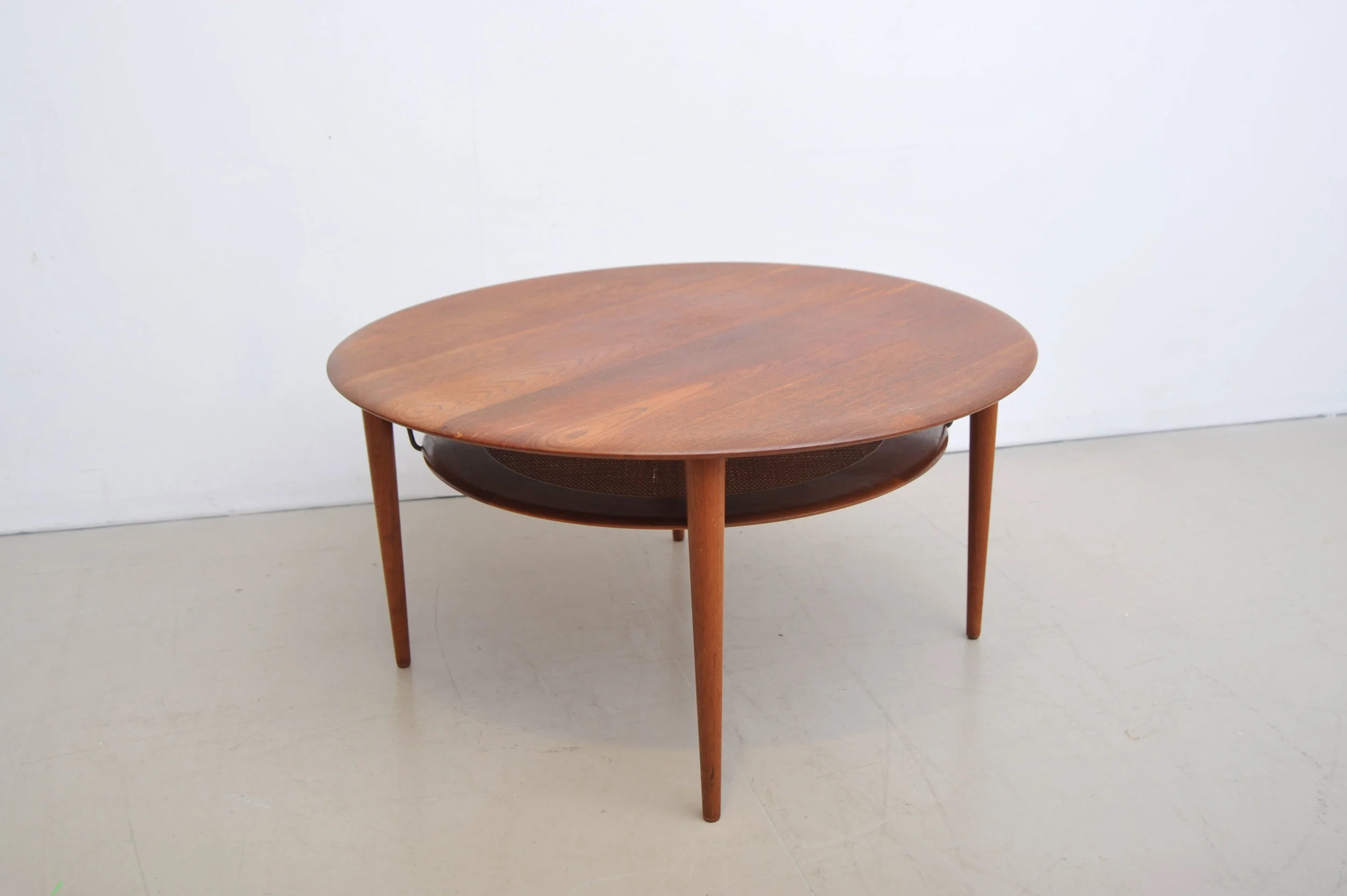 peter-hvidt-orla-molgaard-nilsen-teak-massiv-braun-messing-rohrgeflecht-france-&-son-denmark-tisch-couschtisch-seite-oben.JPG