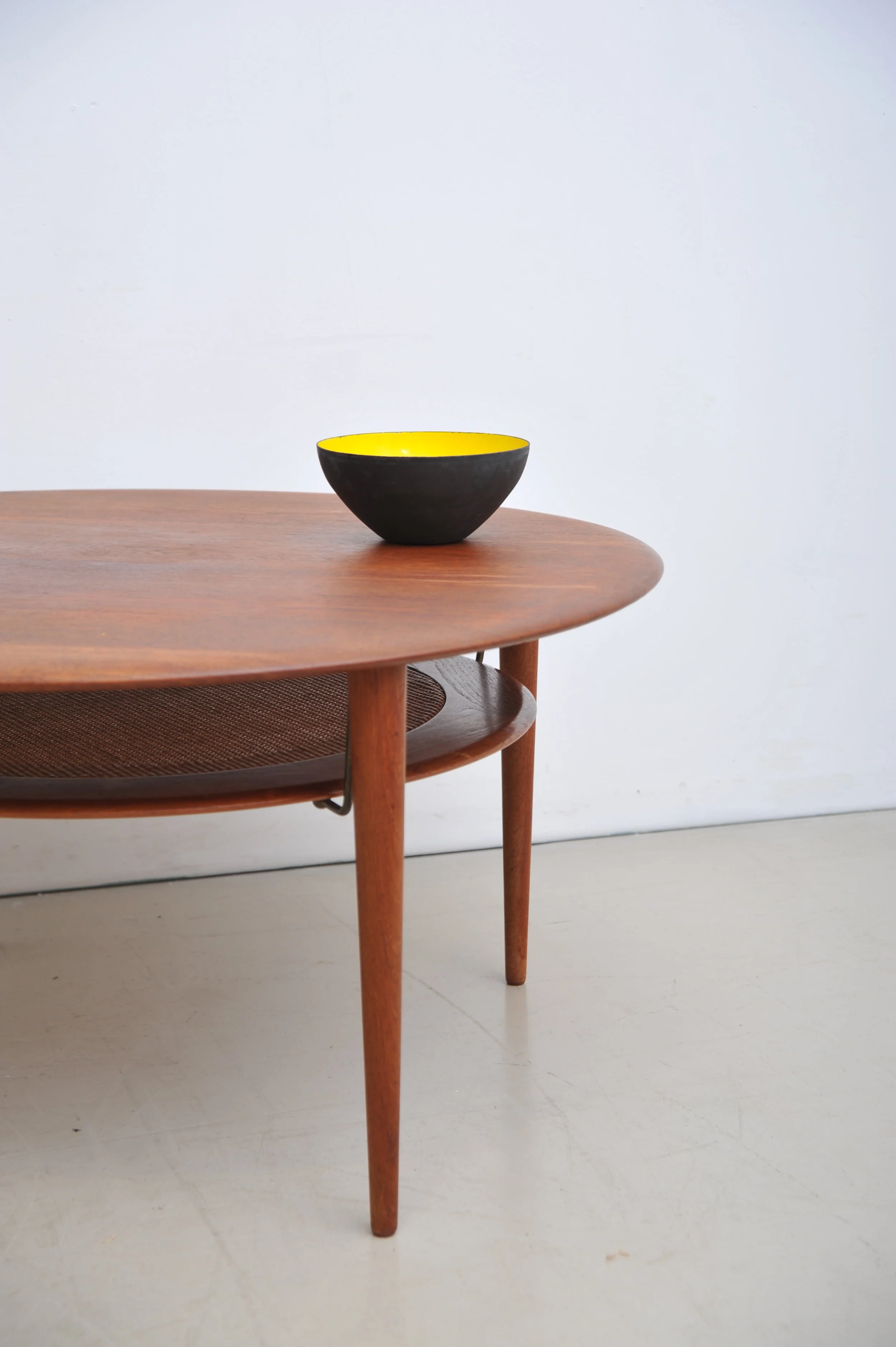 peter-hvidt-orla-molgaard-nilsen-teak-massiv-FD-515-braun-messing-rohrgeflecht-france-&-son-denmark-tisch-couschtisch-bein-.JPG