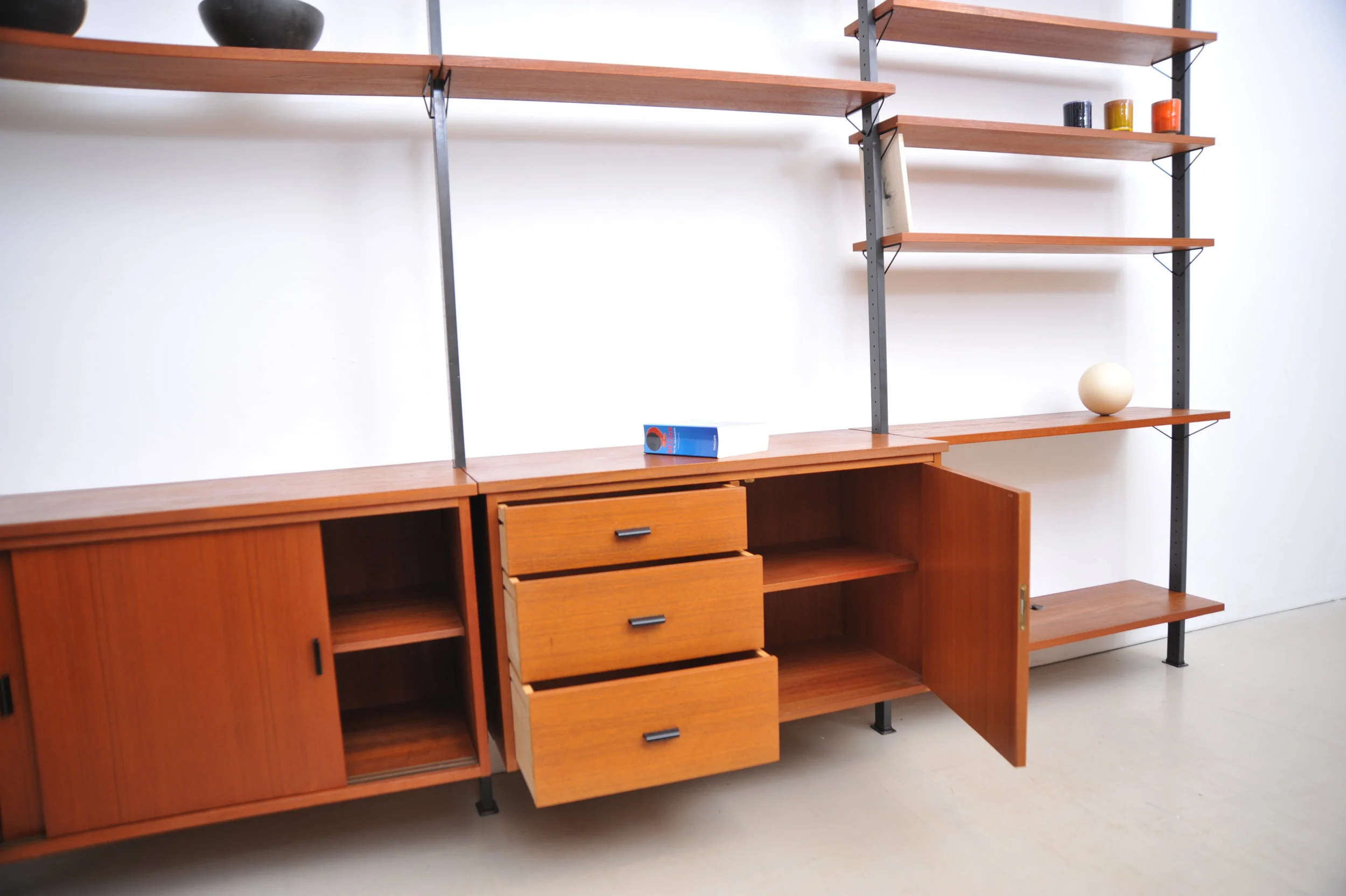 olof-pira-regalsystem-teak-skandinavisch-regal-wandregal-schweden-braun-teakholz-front.JPG