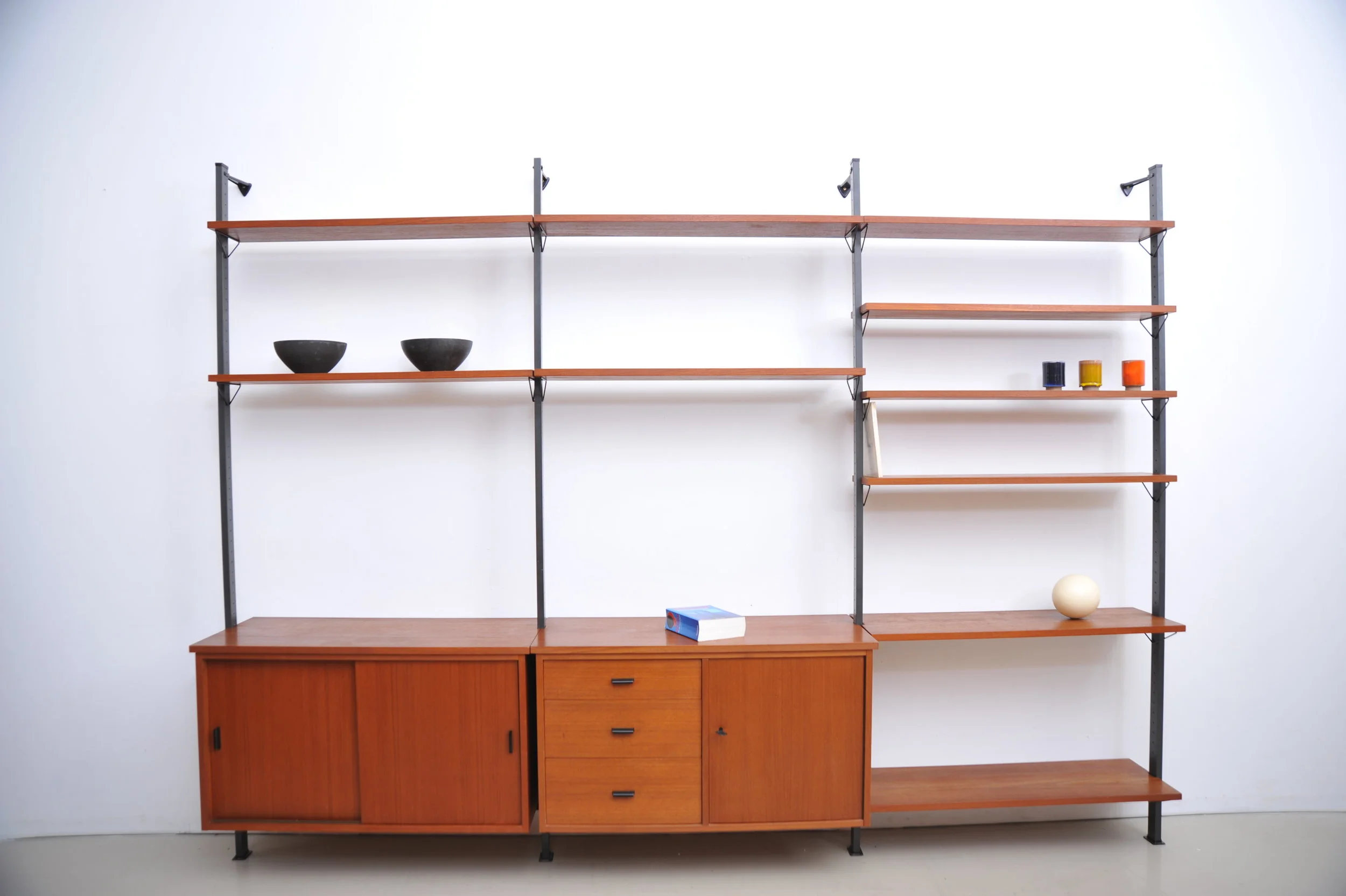 olof-pira-regalsystem-teak-skandinavisch-regal-wandregal-schweden-braun-teakholz-mit-deco.JPG