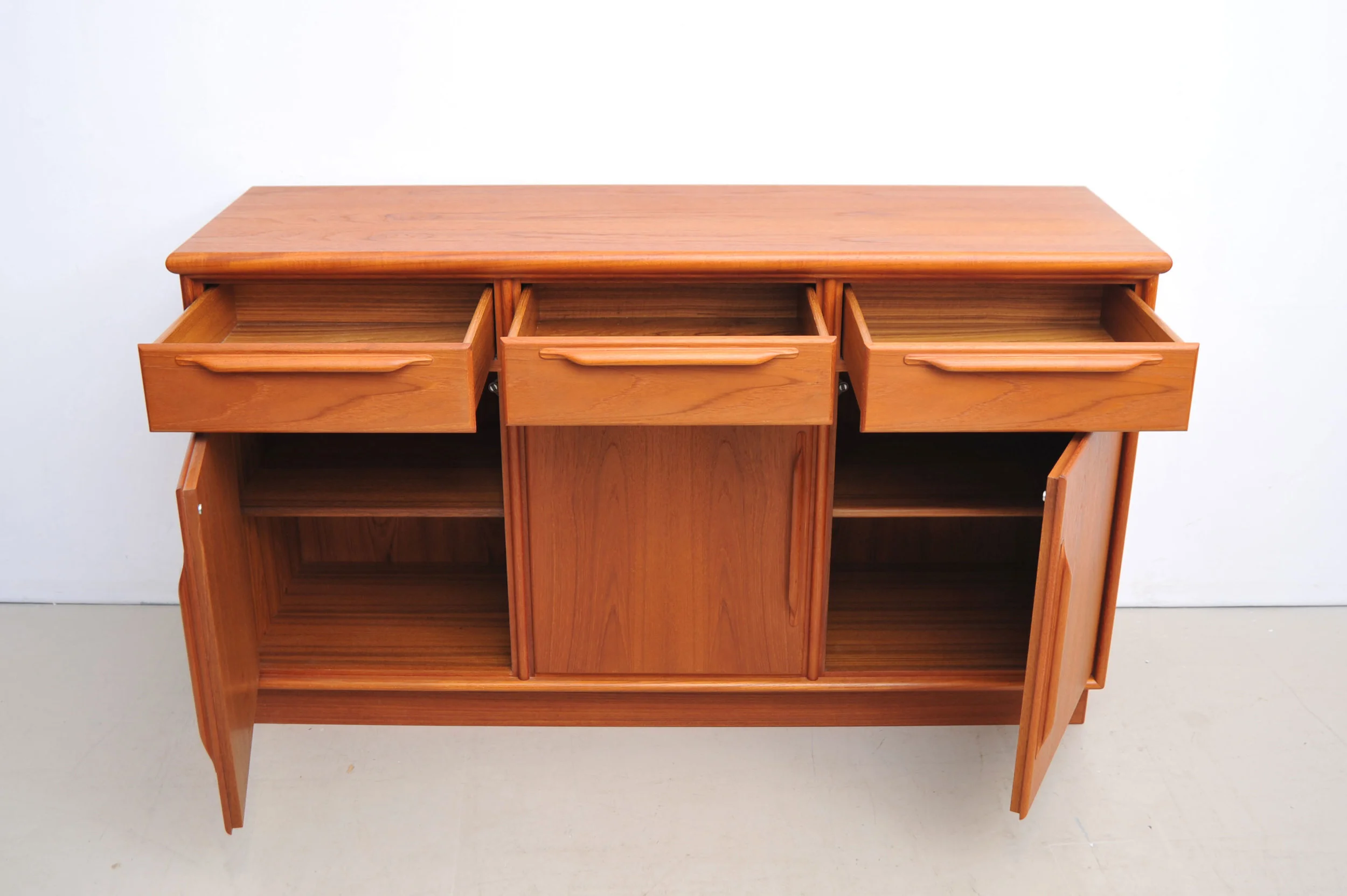 Teak-sideboard-schubladen-denmark-front.JPG