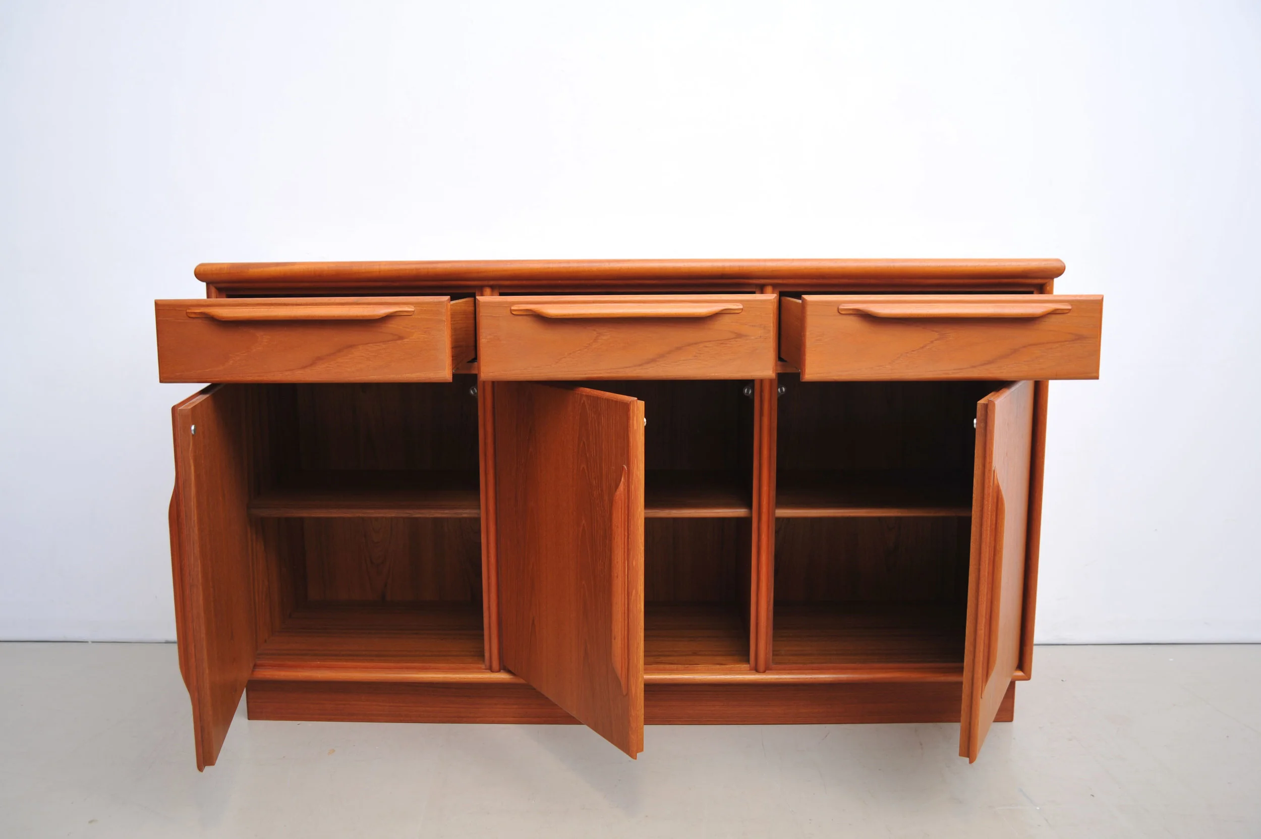 Teak-sideboard-schubladen-denmark-fronz-offen.JPG