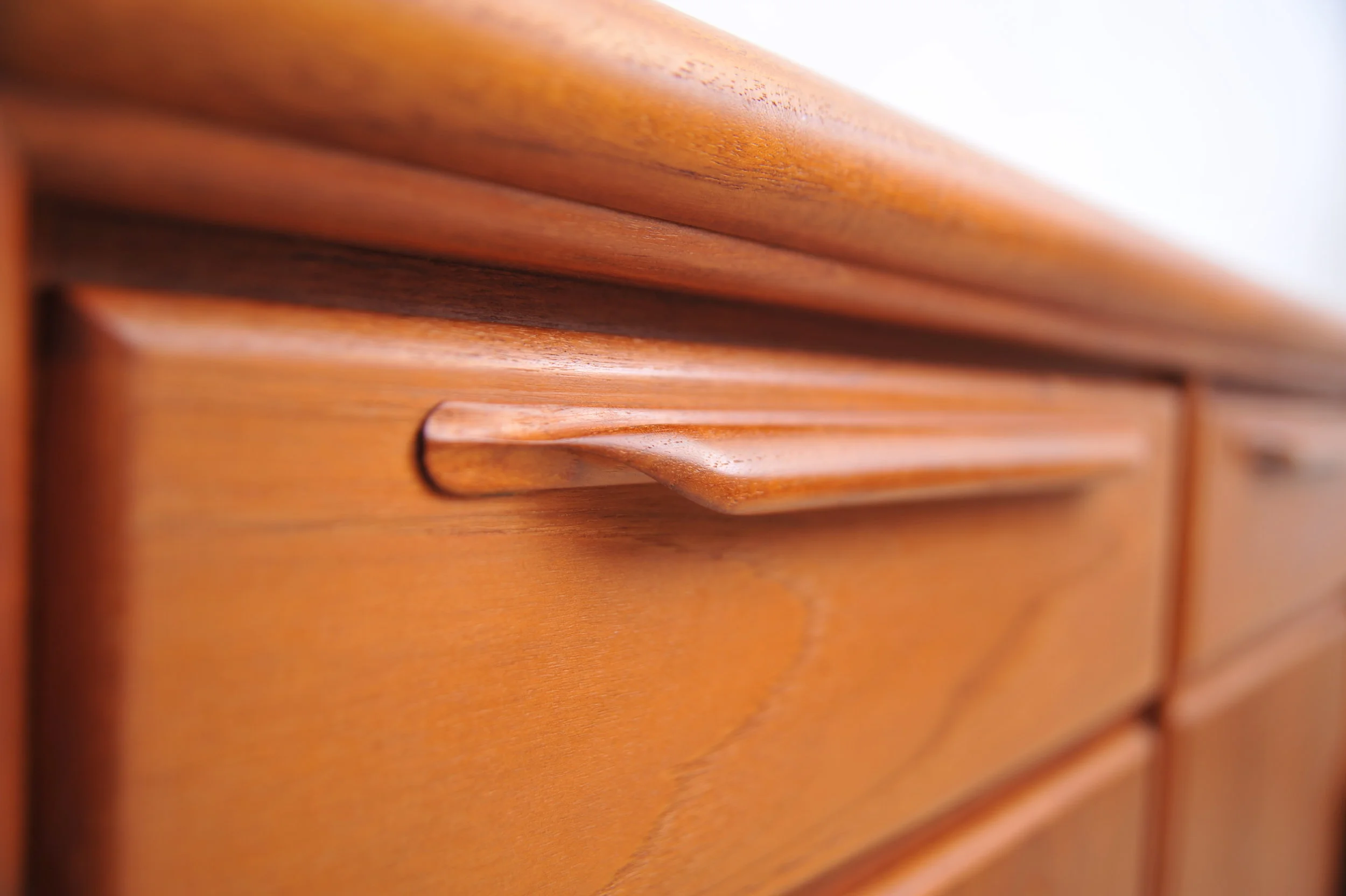 Teak-sideboard-schubladen-denmark-griff-schublade.JPG