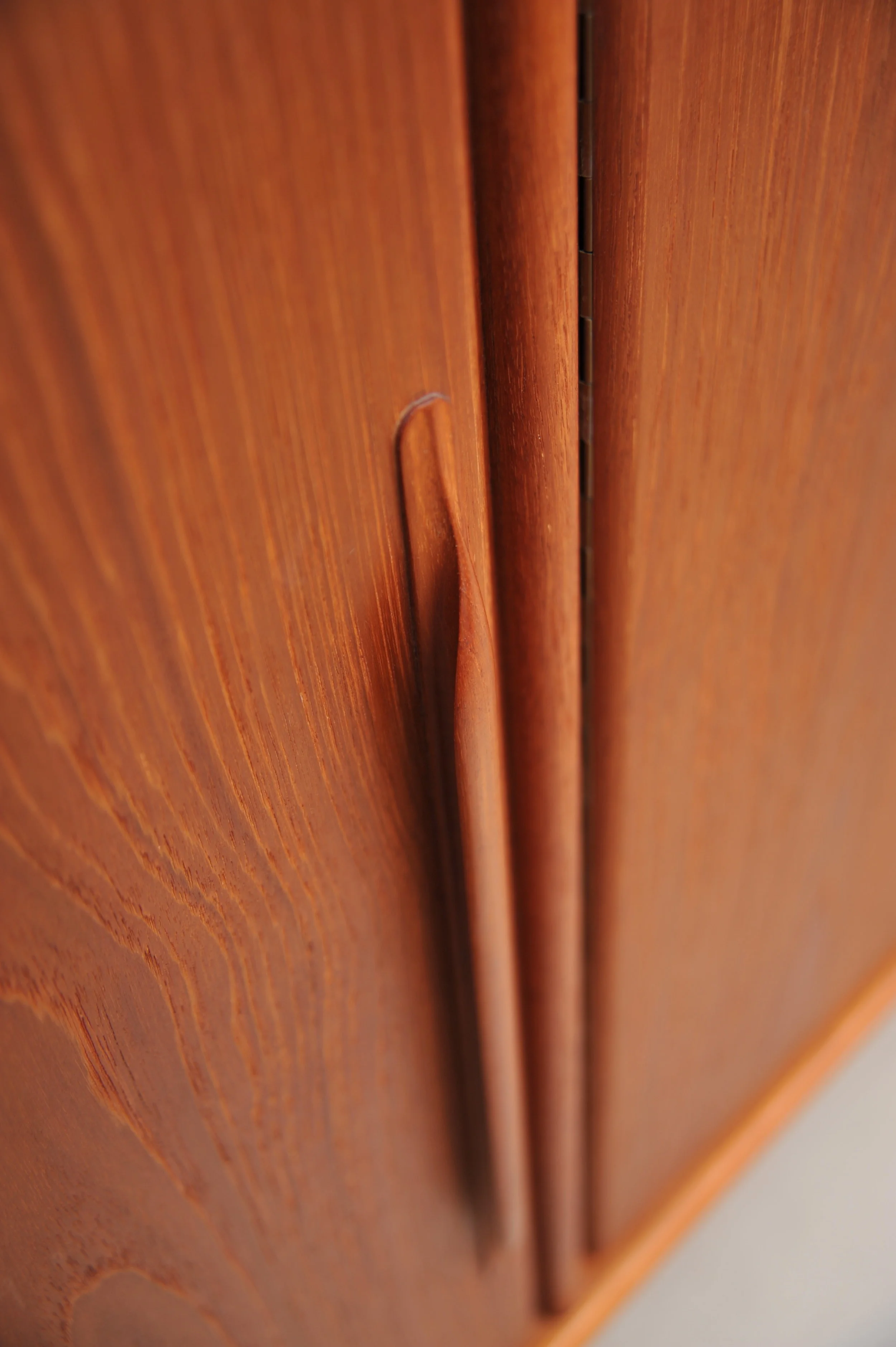 Teak-sideboard-schubladen-denmark-griff.JPG