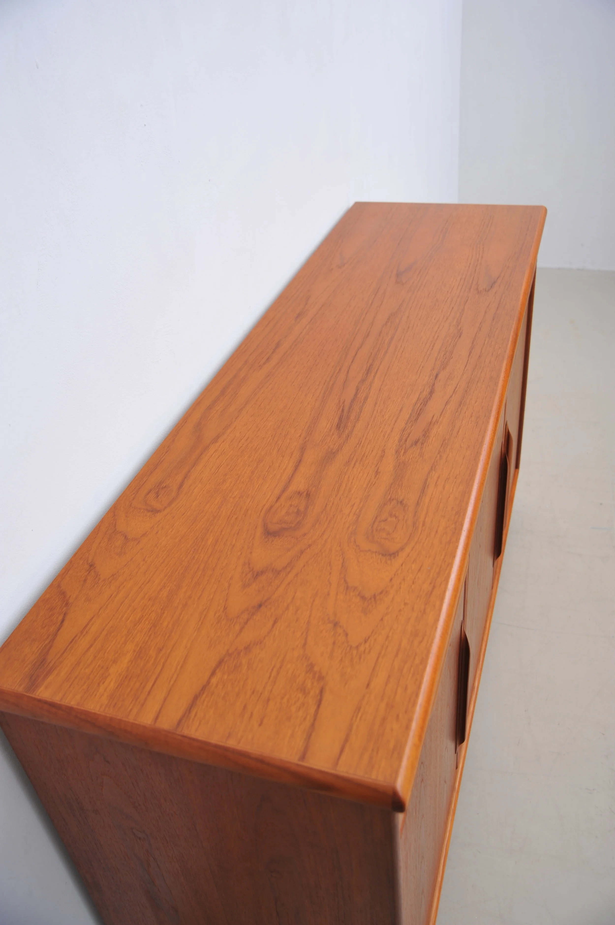 Teak-sideboard-schubladen-denmark-oben-furnier.JPG