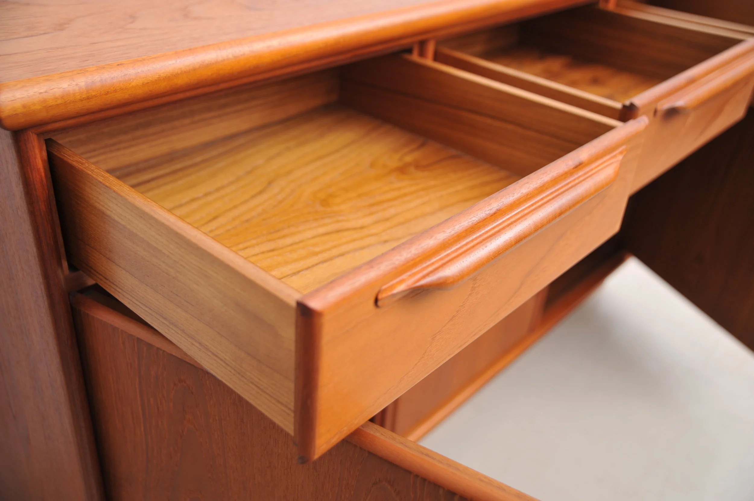 Teak-sideboard-schubladen-denmark-schublade-offen.JPG